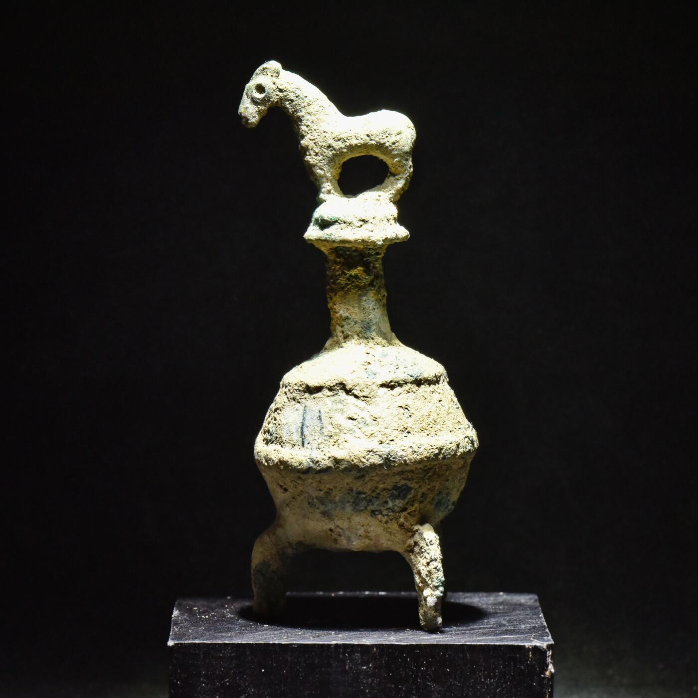 【良泉】第45期【直播场】1月15日晚19.30点开拍！ 208组，西方古代钱币、丝路古珠杂项专场 公元前一千纪【巴克特里亚-马尔基亚纳】青铜眼线壶，壶盖饰有马形