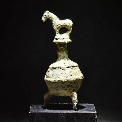 【良泉】第45期【直播场】1月15日晚19.30点开拍！ 208组，西方古代钱币、丝路古珠杂项专场 - 公元前一千纪【巴克特里亚-马尔基亚纳】青铜眼线壶，壶盖饰有马形