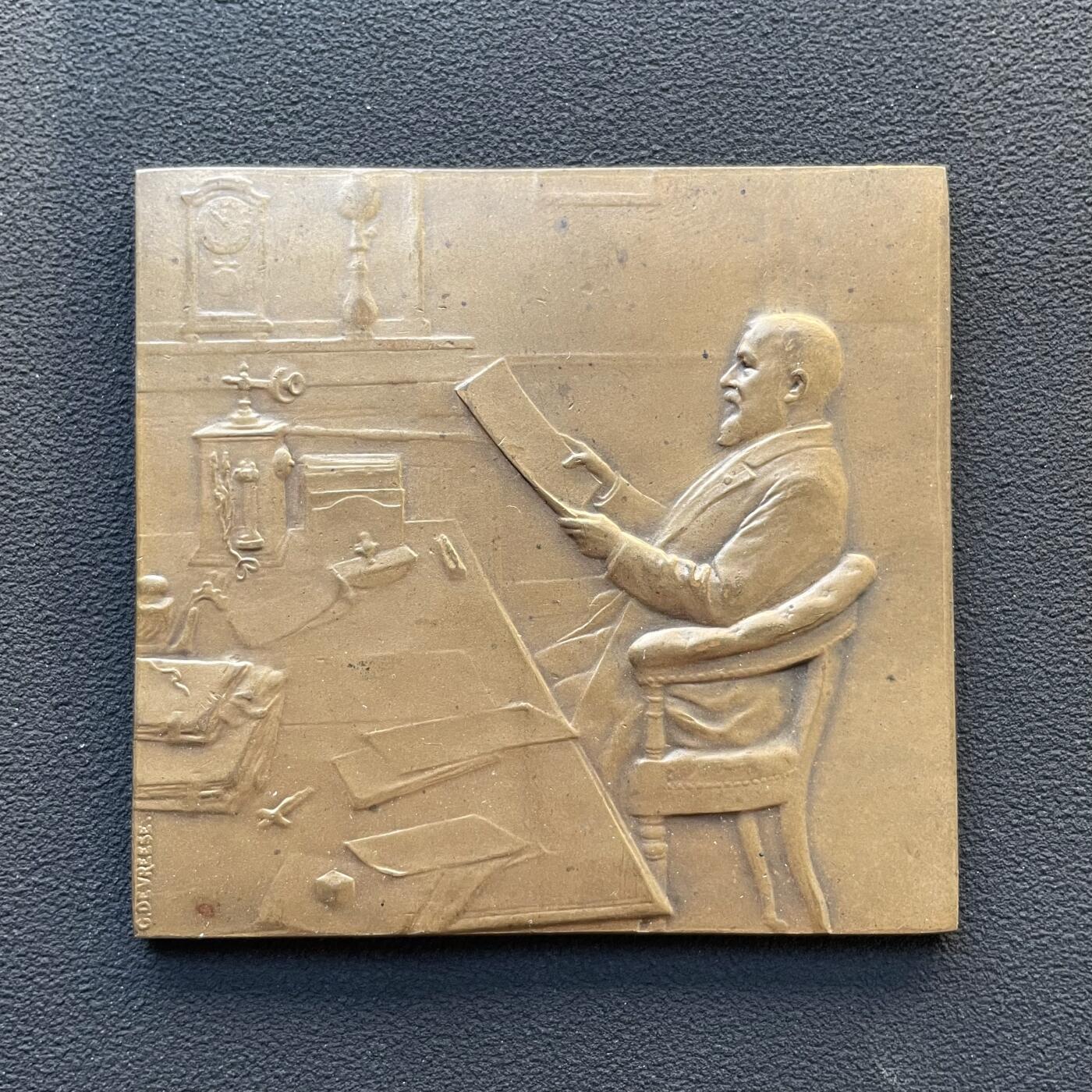 「木头集藏」章牌专场-第65场 G. Devreese ～1913年根特世博会—陆军部长于贝尔纪念大铜章，尺寸：65 × 61mm，102.5g，欧洲老资格的商业中心城市根特举办了世博会。此章在当时定制，作为陆军部长于贝尔馈赠参加世博会嘉宾的纪念品。正面为陆军部长于贝尔坐在书桌前的椅子上阅读报刊的形象，背面为根特世博会展馆，以及“1913年根特世博会”“陆军部长Arm. Hubert”等铭文。