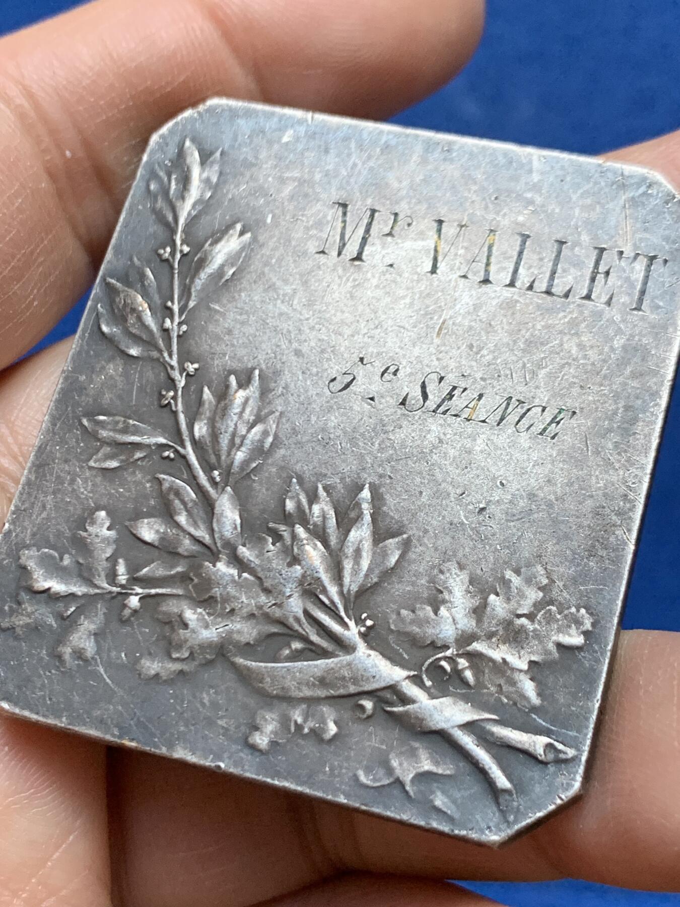 《竞宝斋》第453场 周日，周一 2场连拍 （全场包邮，欢迎送拍） 法国南希射击比赛镀银铜章 高浮雕 59.45克 43.5*50.3mm