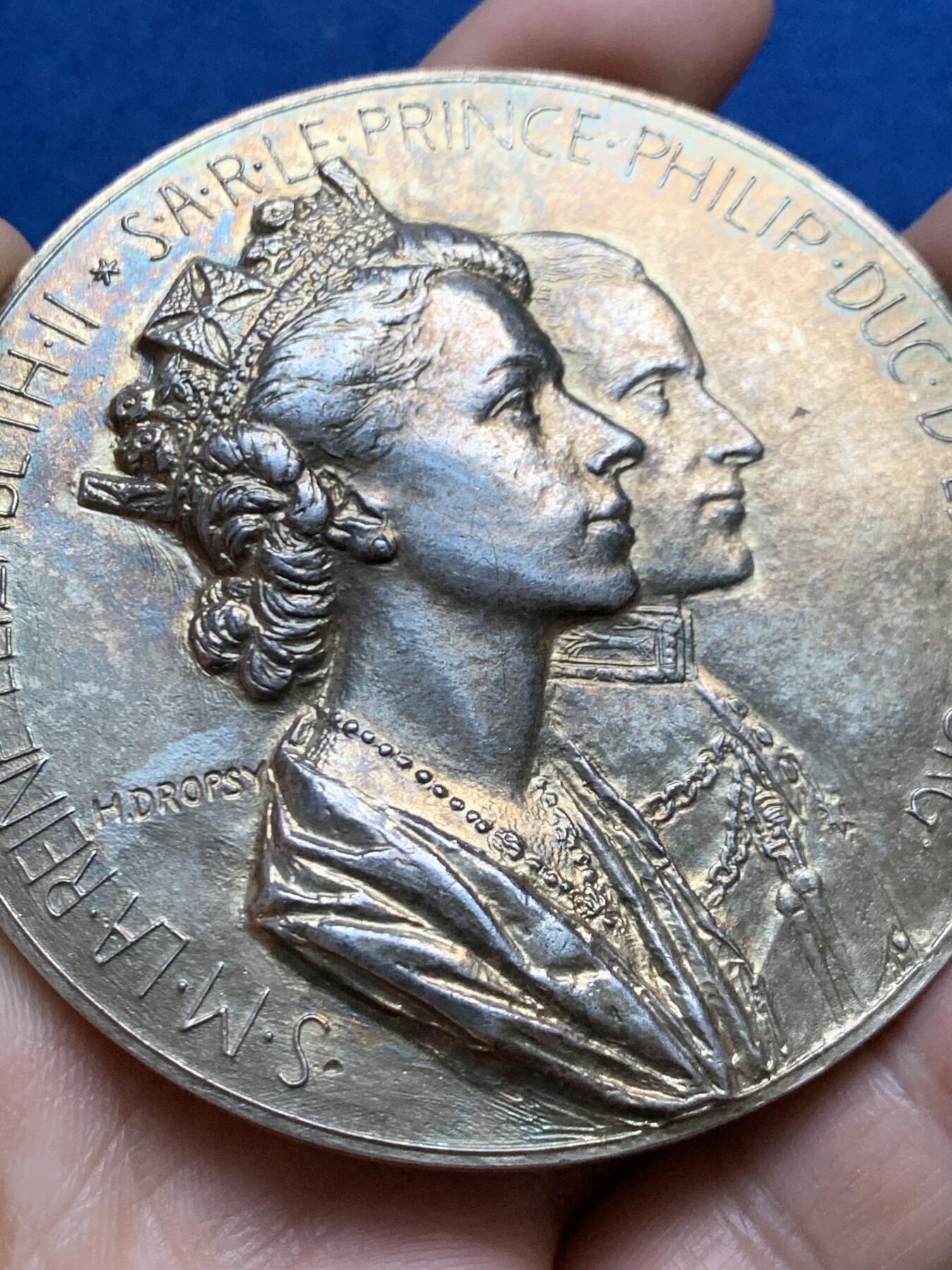 《竞宝斋》第453场 周日，周一 2场连拍 （全场包邮，欢迎送拍） 伊丽莎白二世与菲利普爱丁堡公爵1957年4月访问巴黎纪念大银章 法国时任总统勒内·科蒂先生 重201.9克 71.5mm 丰饶角1银 带盒