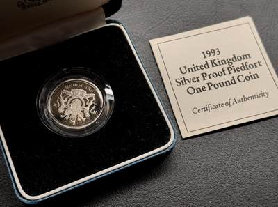 凡希社世界钱币微拍第三百十六期 - 1993英国一镑加厚银币，正面有氧化，附原盒证书。