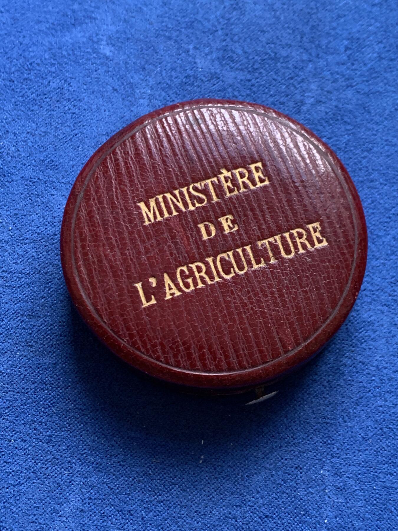 《竞宝斋》第453场 周日，周一 2场连拍 （全场包邮，欢迎送拍） 1890年法国农业部颁发纪念银章 38.6克 42mm 丰饶角银 带原盒