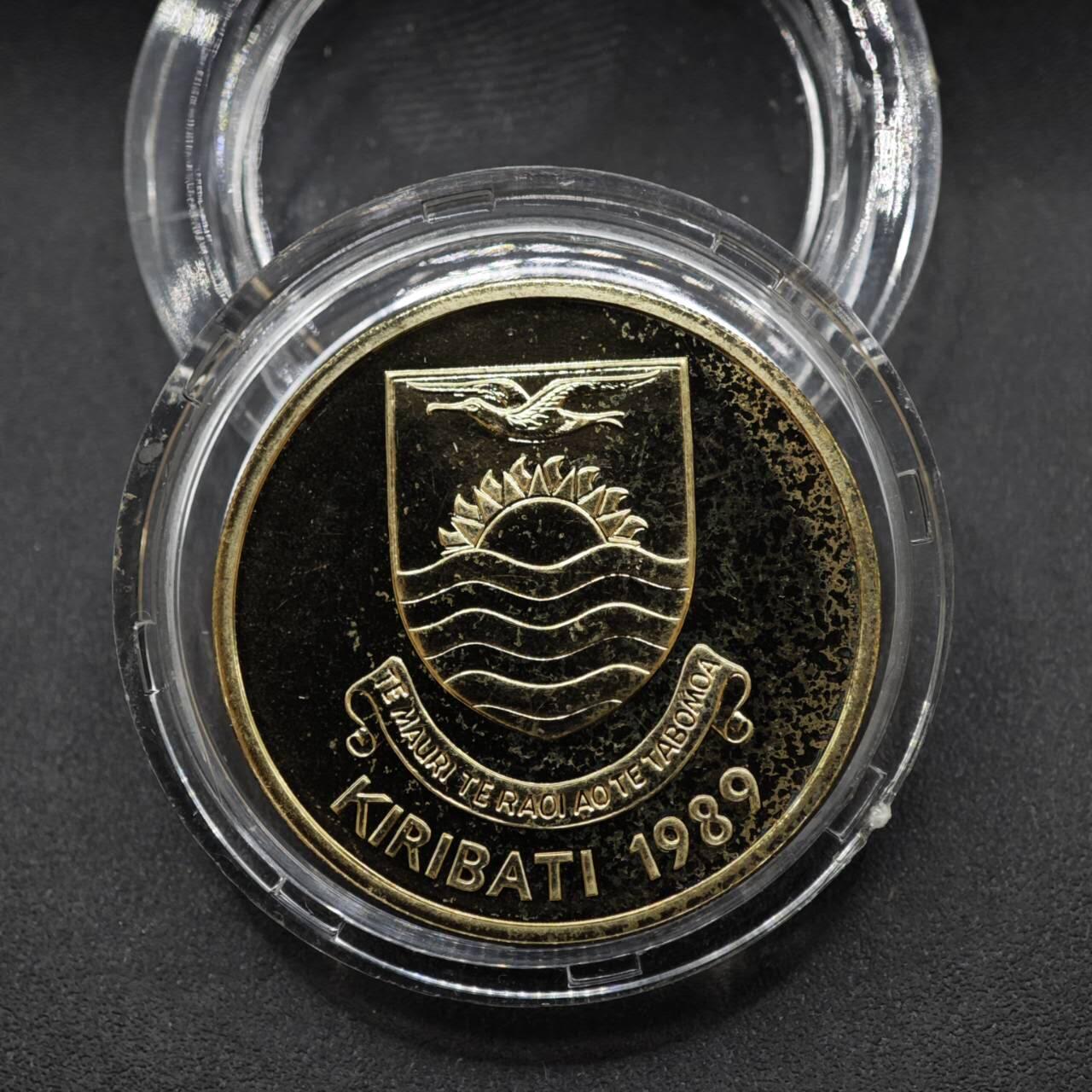 【淘币小摊】实时拍第八百三十七拍   散币银币场   满百包邮可预留二周 每周一统一发货   基里巴斯1989年2元茅草屋独立10周年铜币原盒