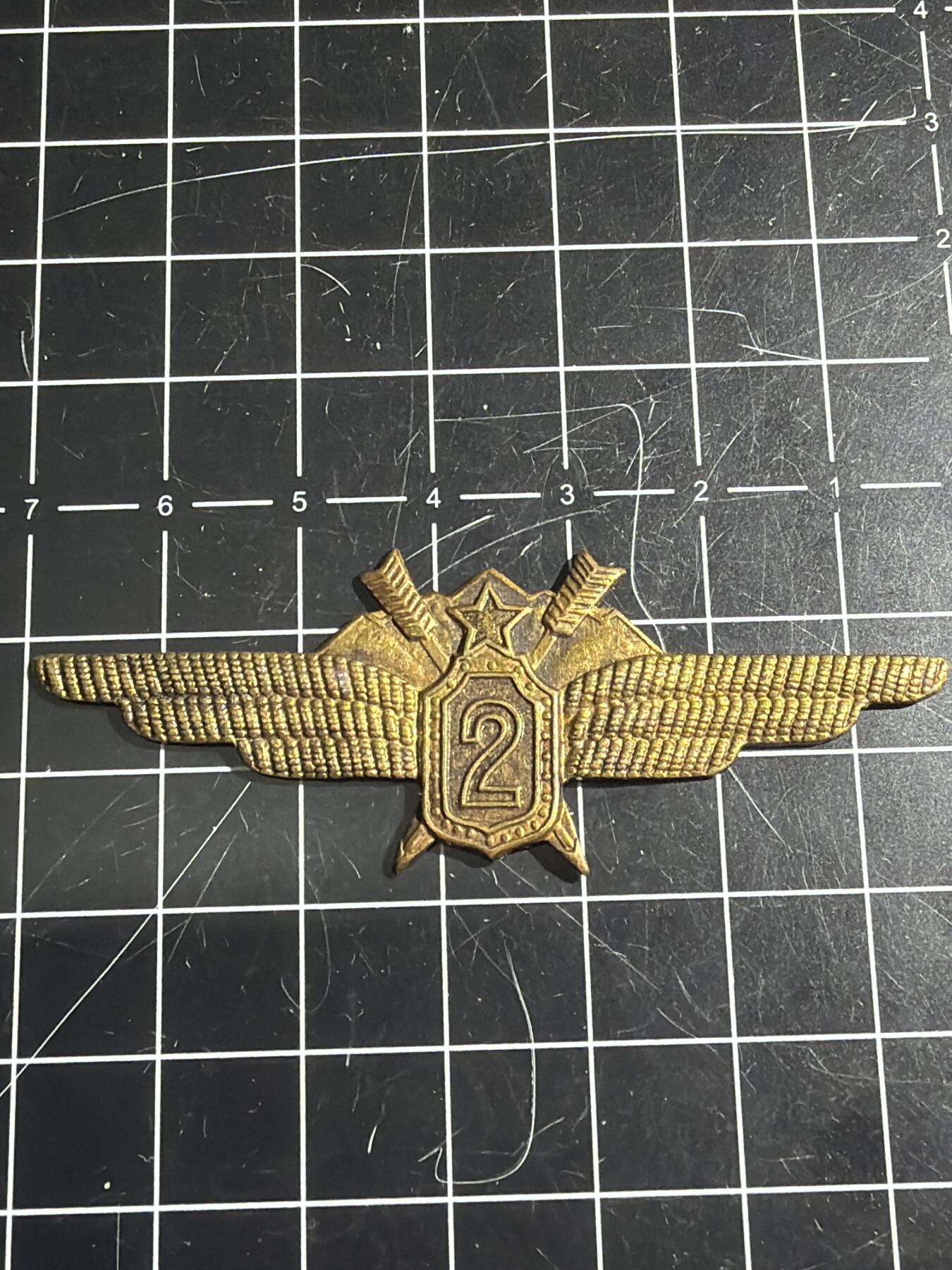 古冰库章牌勋赏收藏0起拍卖 朝鲜空军铜帽徽