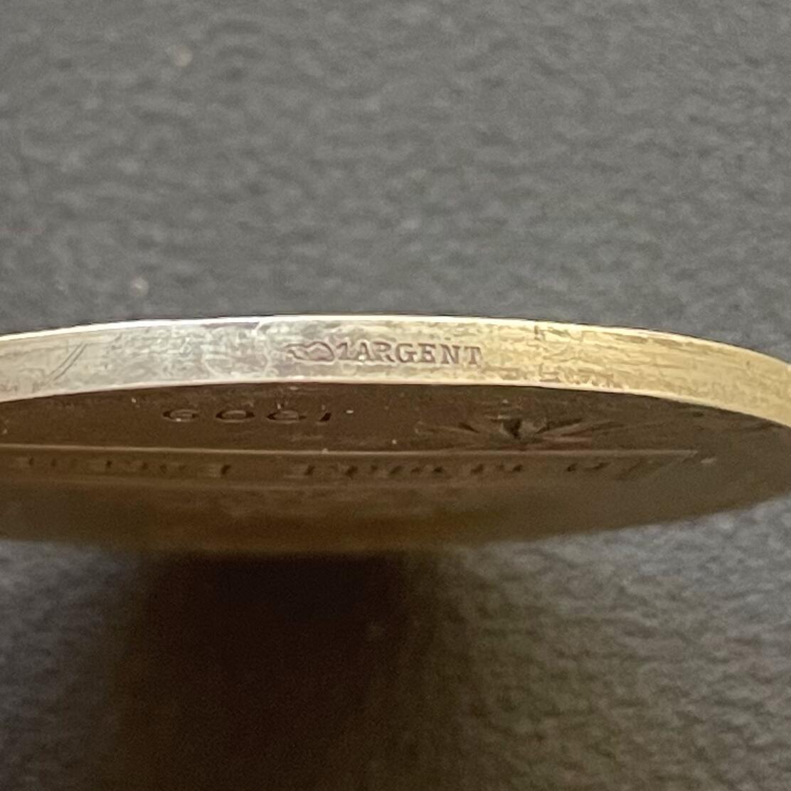 「木头集藏」章牌专场-第65场 1909年法国纺织协会银奖章，直径：36 mm，21.2 g，边铭：丰饶角 1ARGENT，品相很不错！