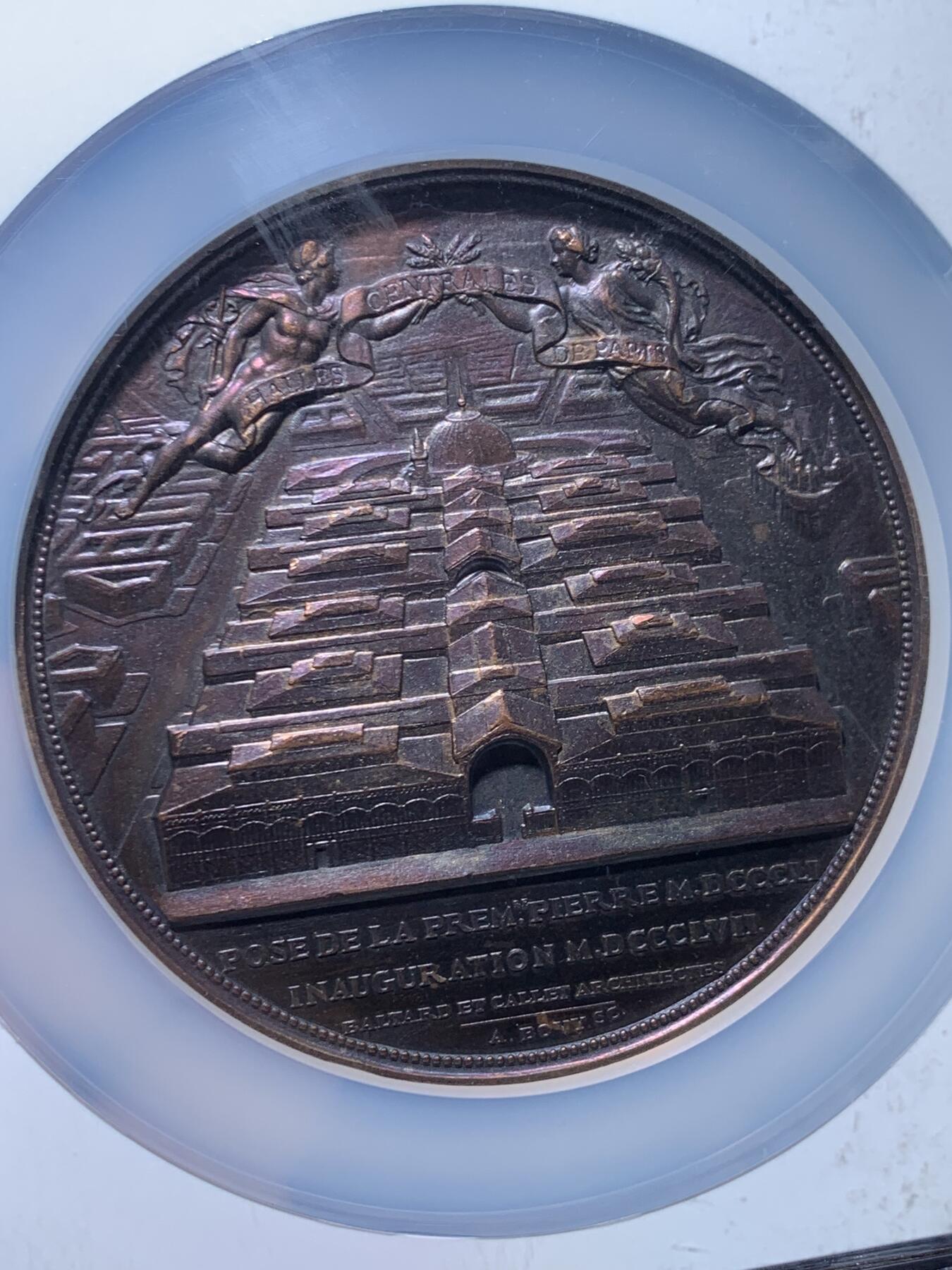 《竞宝斋》第453场 周日，周一 2场连拍 （全场包邮，欢迎送拍） NGC MS62BN 法国巴黎中央市场奠基仪式纪念章。巴黎中央市场由拿破仑三世推动建设，于1857年奠基，1866年完工。设计者维克多·巴尔塔德是法国著名建筑师，他设计的中央市场被誉为“巴黎的肚腹”。加大加厚盒