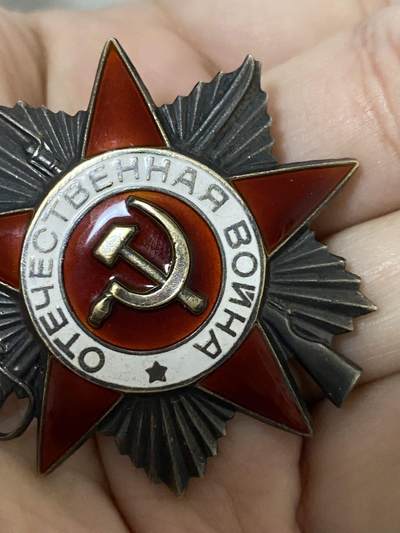 苏联勋章奖章1月5日晚上九点结束在麦稀奇 找不到的加我qq或者微信都是184277308备注苏章拍卖。最好加微信群每次都会通知还有提前可以一口价的 最近会持续拍卖一些东西。 苏联85版二级为国勋章2417572 珐琅无磕碰 品相很好 珐琅非常漂亮