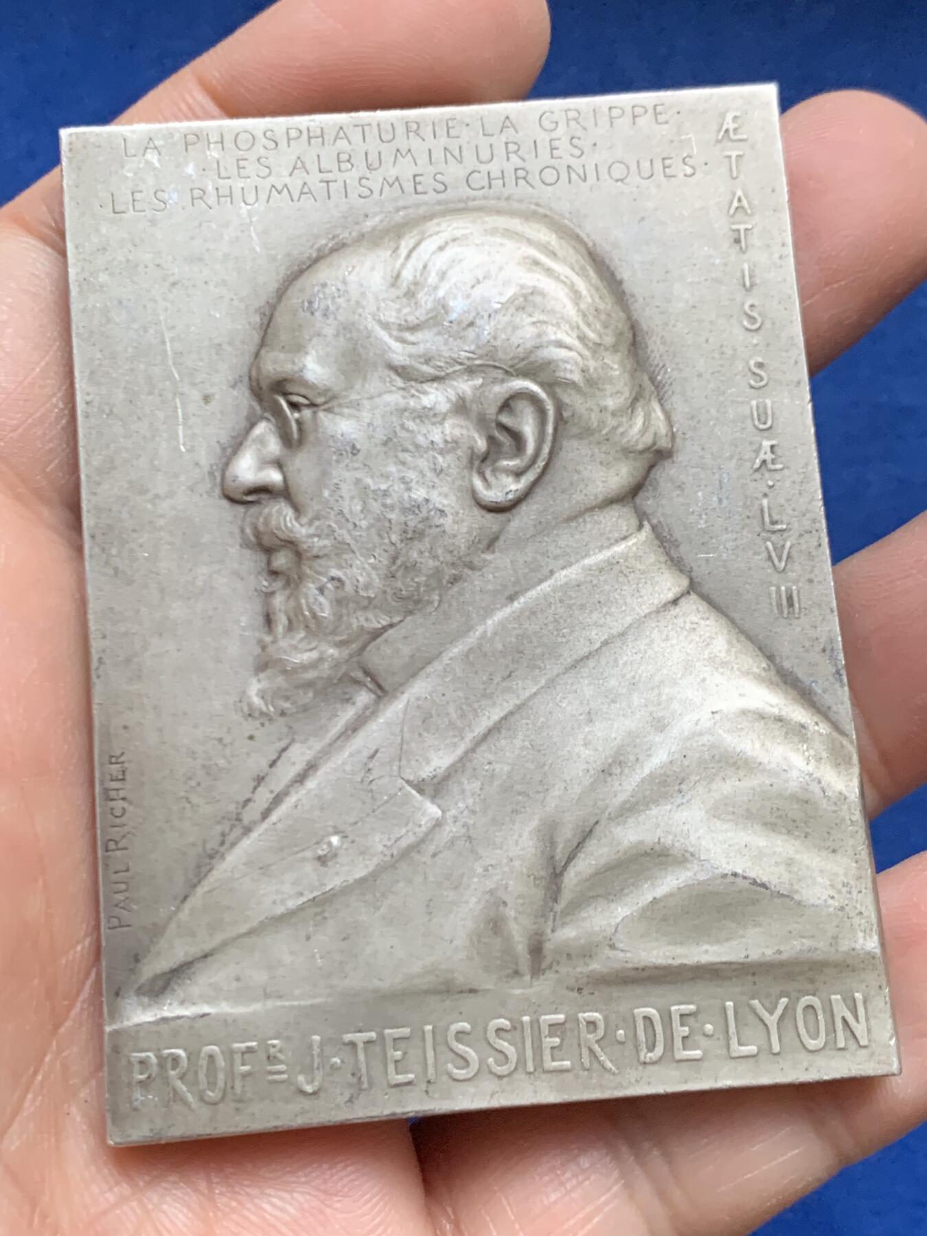 《竞宝斋》第453场 周日，周一 2场连拍 （全场包邮，欢迎送拍） 名家保罗·里歇作 法国1929年里昂约瑟夫·泰西耶纪念大银章 165克 53.2*72.5mm 丰饶角1银 泰西耶博士是20世纪初法国传染病学与肾脏病学先驱，对流行性疾病及代谢疾病研究贡献卓著。