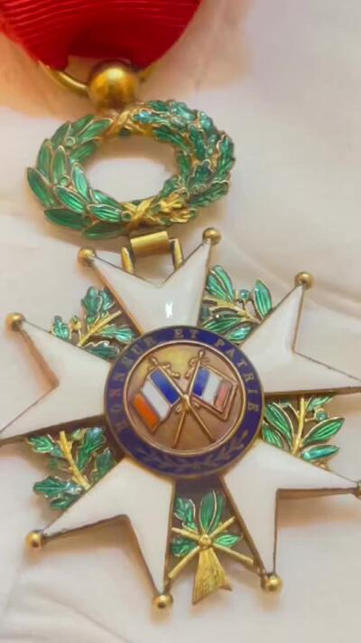 苏联勋章奖章1月5日晚上九点结束在麦稀奇 找不到的加我qq或者微信都是184277308备注苏章拍卖。最好加微信群每次都会通知还有提前可以一口价的 最近会持续拍卖一些东西。