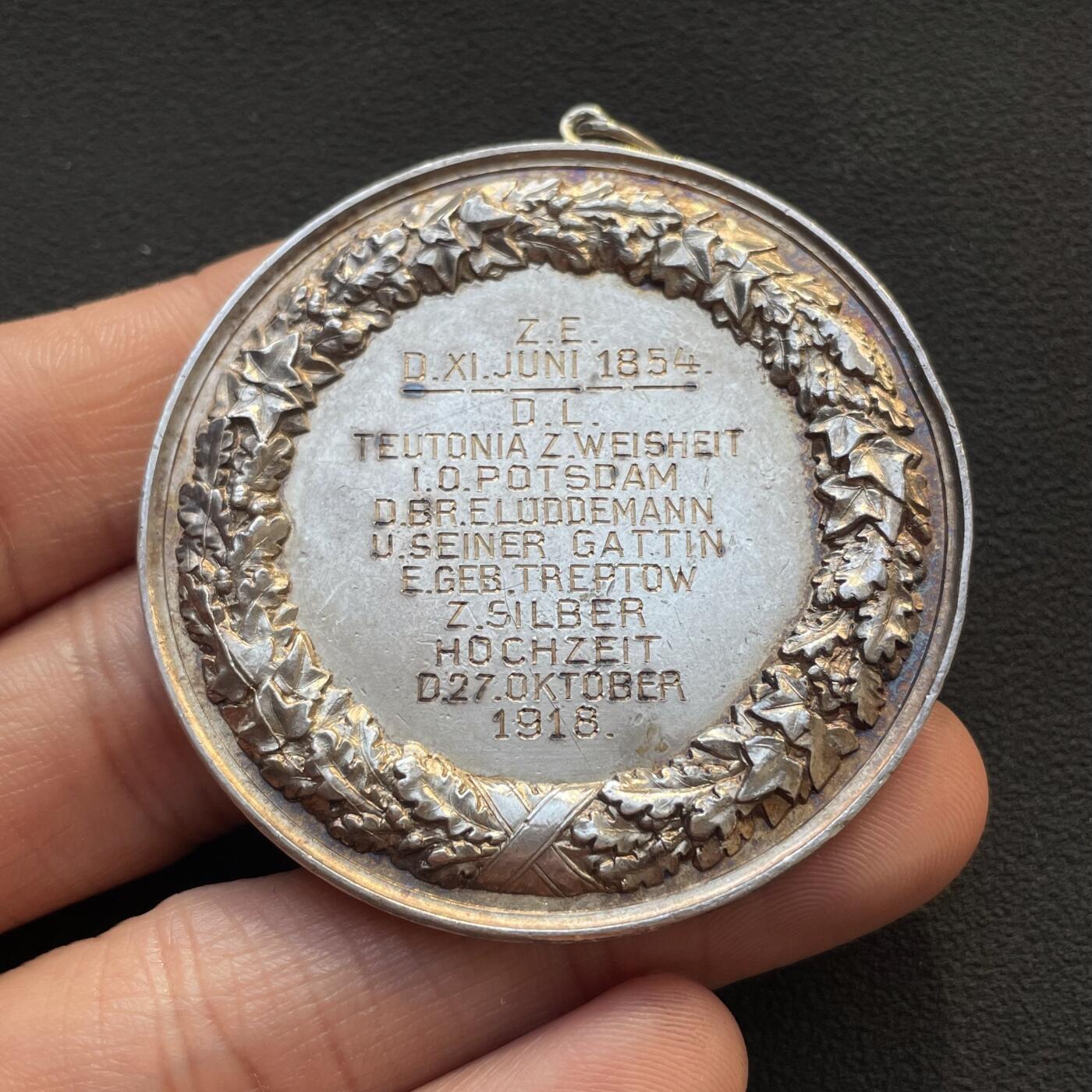 「木头集藏」章牌专场-第65场 1918年普鲁士波茨坦条顿尼亚学生社团为成员银婚纪念银章，直径：51 mm，58.8 g，正面刻画普鲁士国王威廉一世与王后奥古斯塔的双人肖像