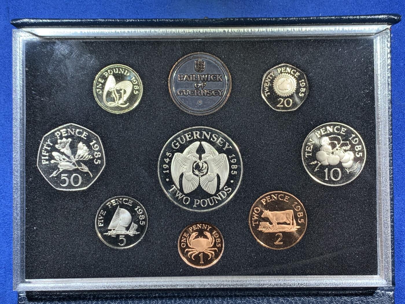 《竞宝斋》第453场 周日，周一 2场连拍 （全场包邮，欢迎送拍） 根西岛1985年精制套币 英国皇家造币厂出品 包含2镑纪念币 盒证齐全 品相好 精装册