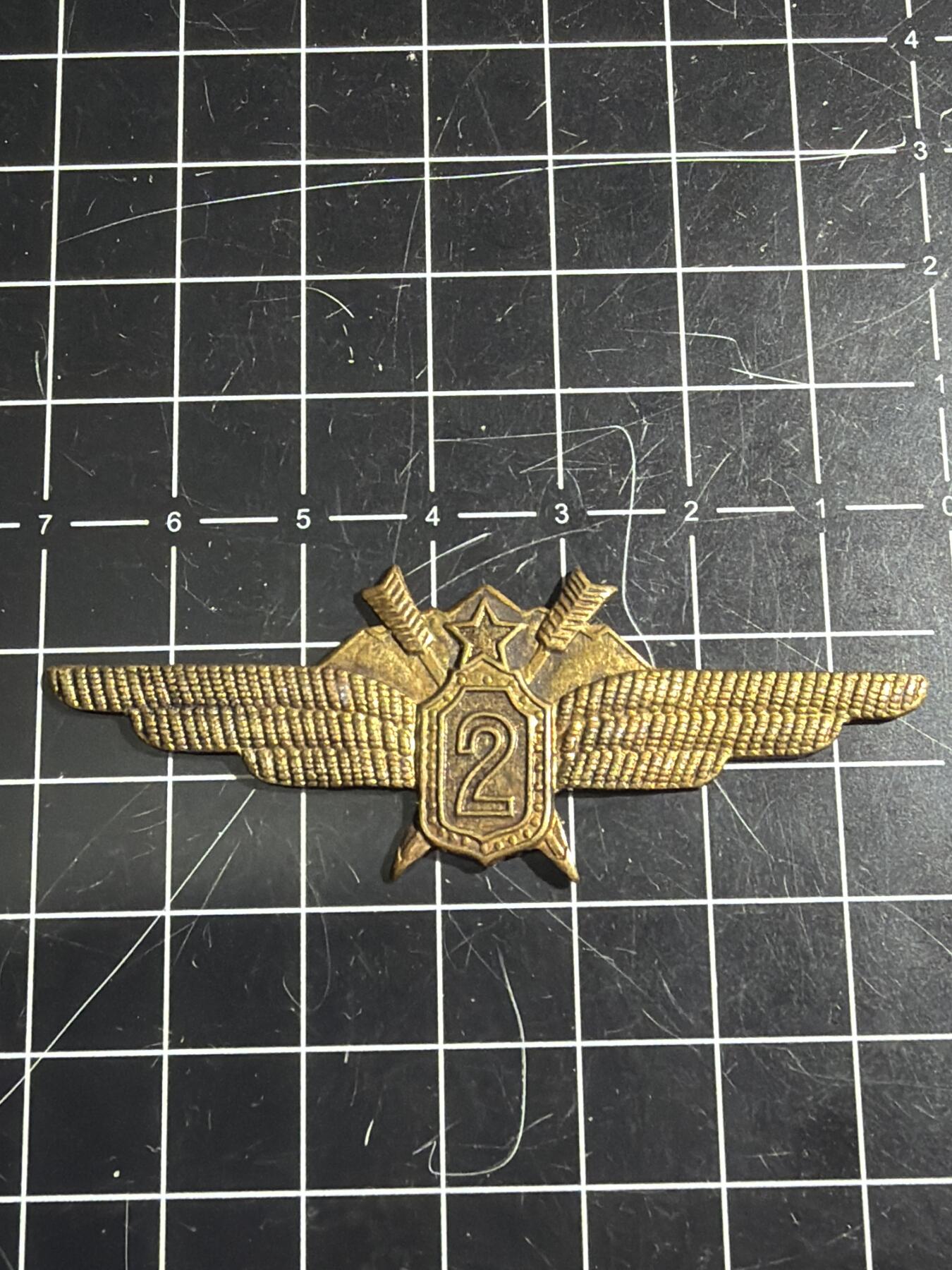 古冰库章牌勋赏收藏0起拍卖 朝鲜空军铜帽徽