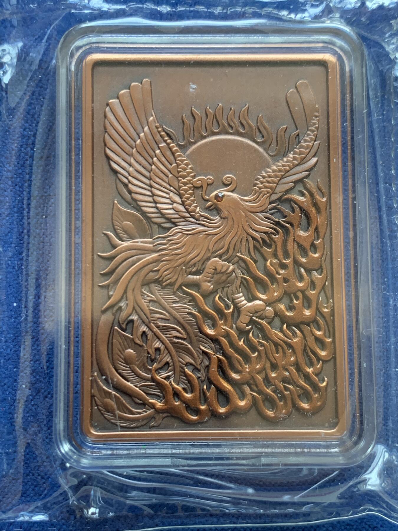 《竞宝斋》第453场 周日，周一 2场连拍 （全场包邮，欢迎送拍） 两枚一组 吉祥龍鳳方型紀念章，硫化古银+纯铜，吉祥龙凤铜章（铜硫化古银），规格30*45mm，眼睛处镶嵌红宝石，中国钱币发行，发行量999枚，有证书。