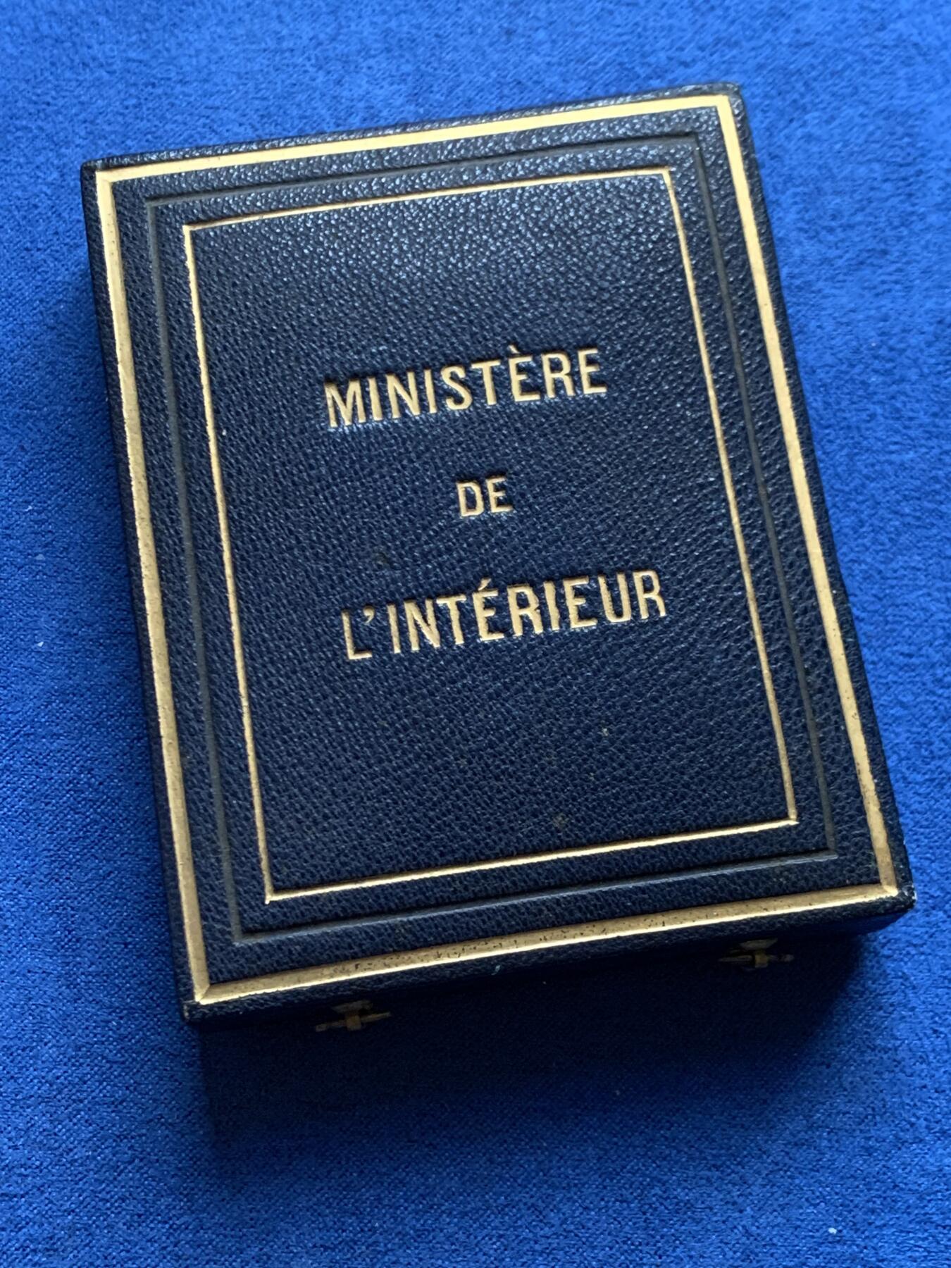 《竞宝斋》第453场 周日，周一 2场连拍 （全场包邮，欢迎送拍） 法兰西互助协会银质荣誉奖章 保存极好 总重约17.4克 丰饶角银标 带原盒