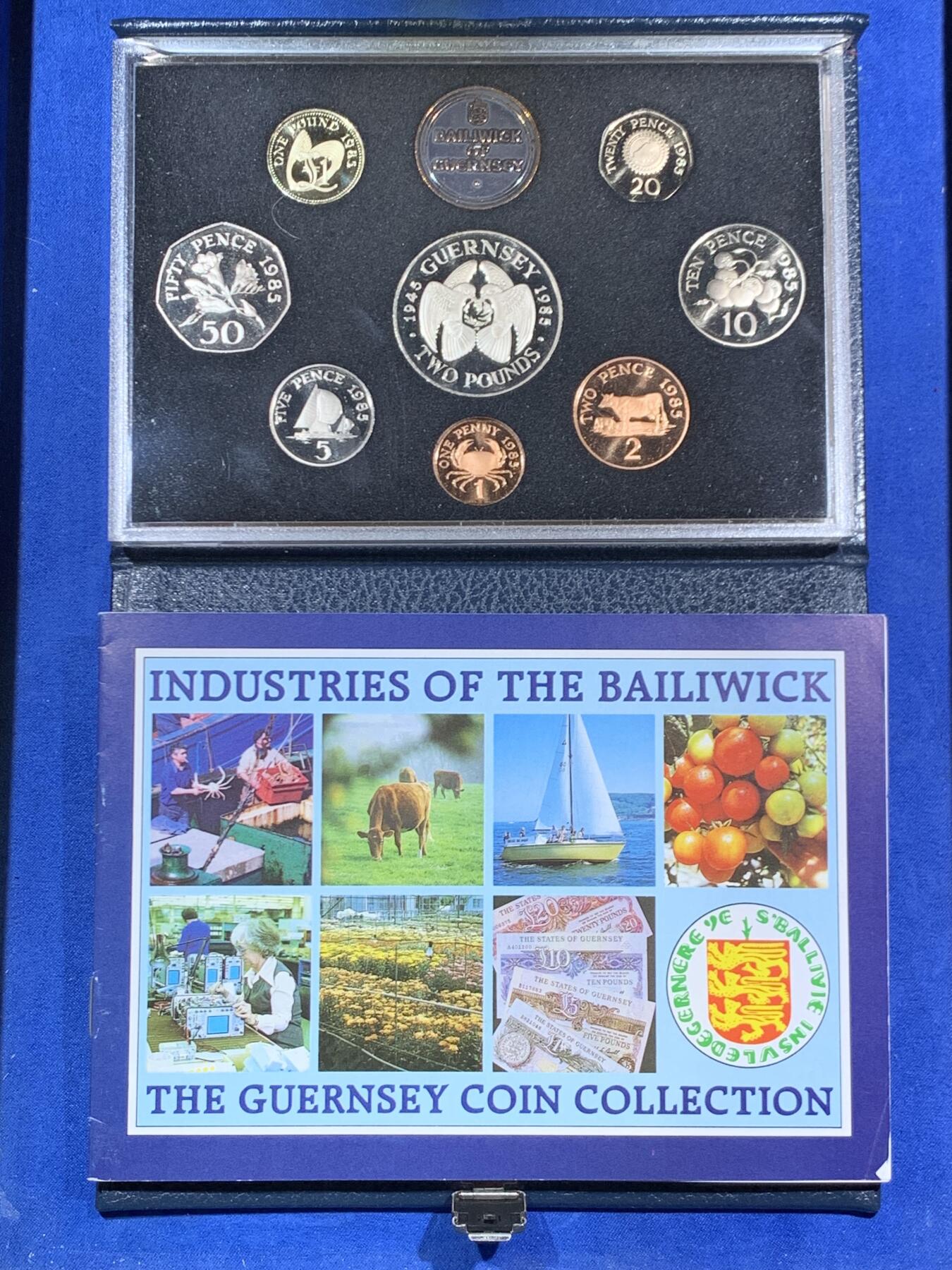 《竞宝斋》第453场 周日，周一 2场连拍 （全场包邮，欢迎送拍） 根西岛1985年精制套币 英国皇家造币厂出品 包含2镑纪念币 盒证齐全 品相好 精装册