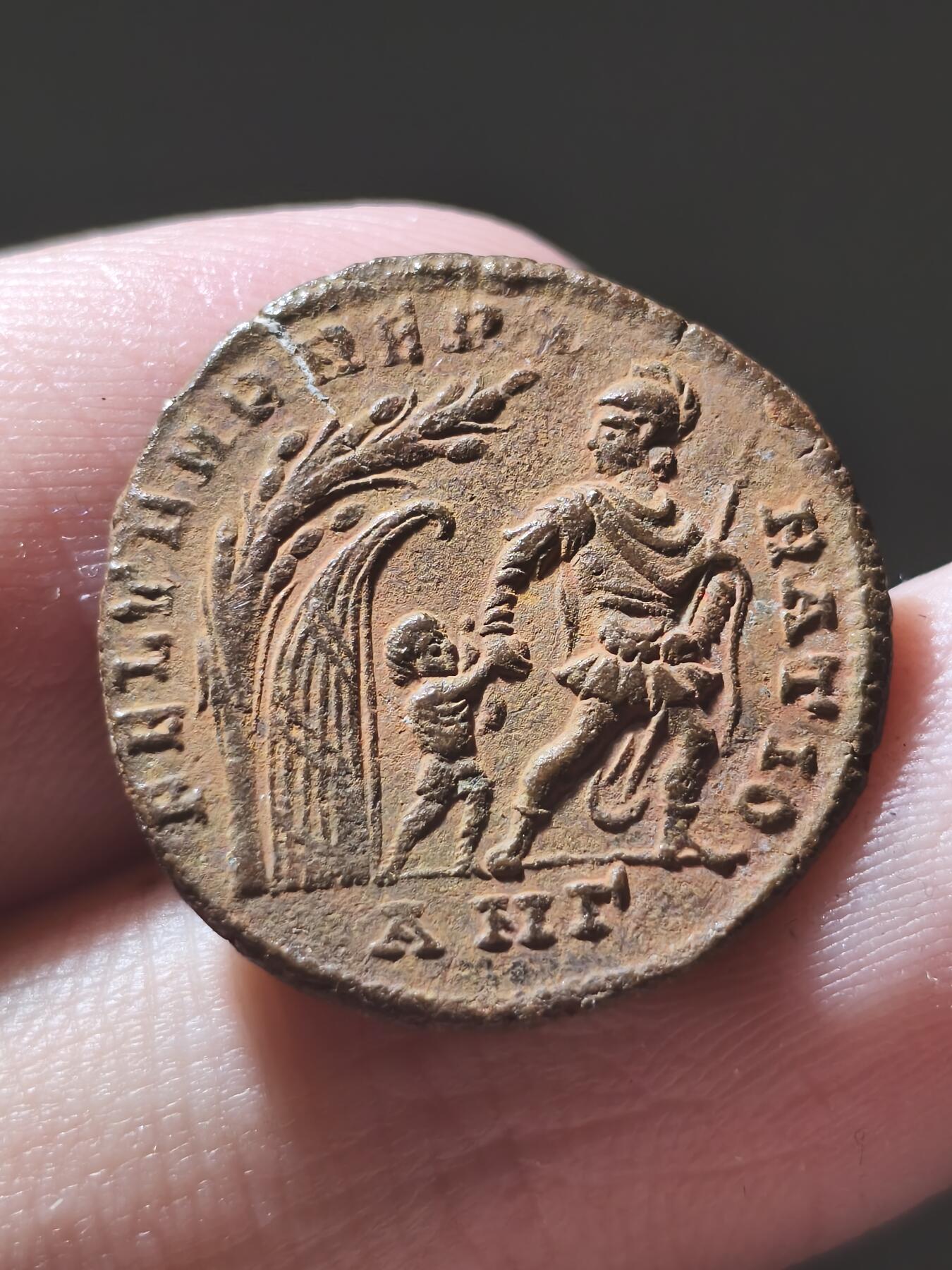 星盘世界钱币2026一月十日新年古典精品大拍 精彩纷呈 典藏极美品! 罗马帝国君士坦斯持球（地球-象征权力）富力铜币 背面战神与爱神？以及大大的麦穗 安条克造币 中东坑口包浆原味 非常有趣且头像非常帅不可多得的好藏