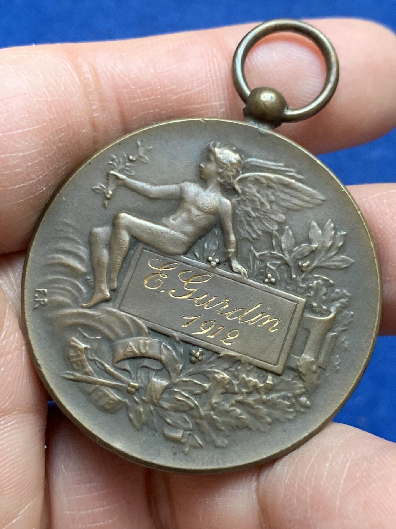 《竞宝斋》第453场 周日，周一 2场连拍 （全场包邮，欢迎送拍） 1912年玛丽安娜女神爱国荣誉勋章 带环重28克 40.5mm