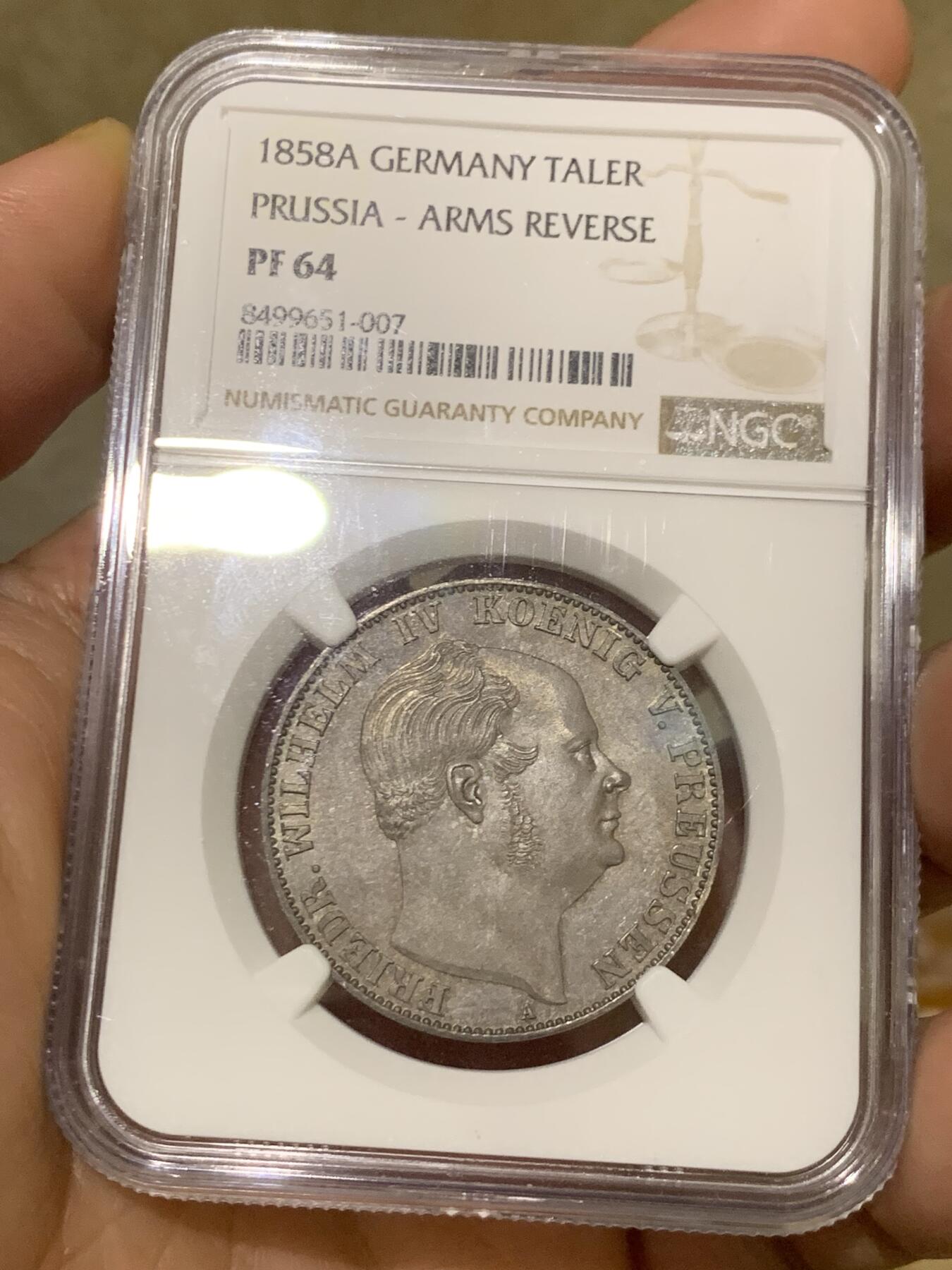 《竞宝斋》第453场 周日，周一 2场连拍 （全场包邮，欢迎送拍） NGC PF64 德国1858年普鲁土威廉四世离冠鹰精制泰勒银币 威廉四世离冠鹰承继之作 阴阳包浆 人像面欧陆酱五彩 鹰面银霜满挂高浮雕 打制锋利 NGC唯一冠军分 实物上手异常惊艳