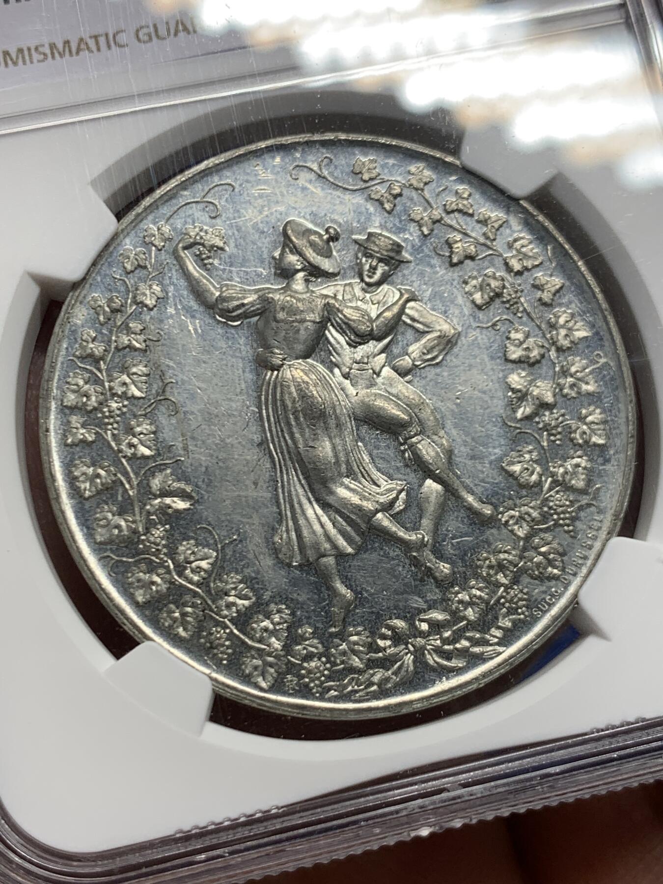 《竞宝斋》第453场 周日，周一 2场连拍 （全场包邮，欢迎送拍） NGC MS62 瑞士 1889年 葡萄园 景观锌章 为丰收而舞 整体非常值得收藏