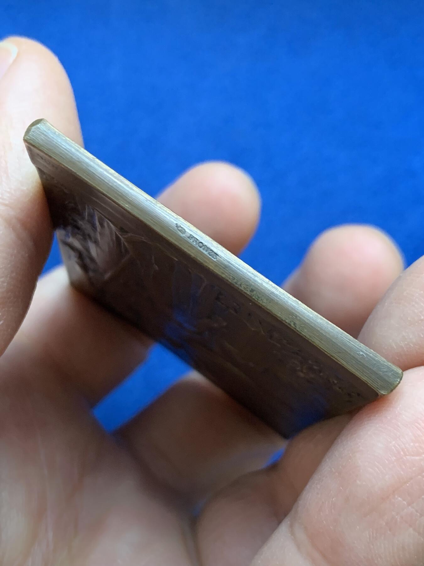 《竞宝斋》第453场 周日，周一 2场连拍 （全场包邮，欢迎送拍） 名家名作F.Vernon作 1900年法国世博会杜伊勒花园宴纪念铜质方章 71.25克 46.7*64mm 丰饶角铜标