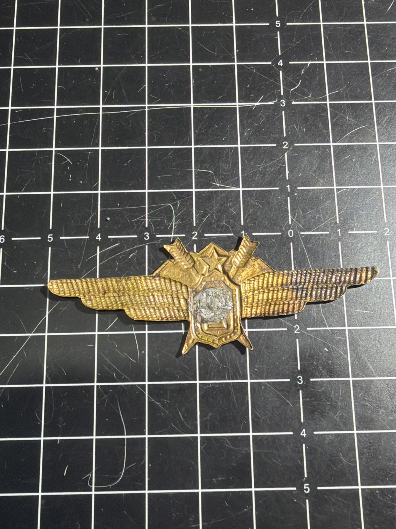 古冰库章牌勋赏收藏0起拍卖 朝鲜空军铜帽徽