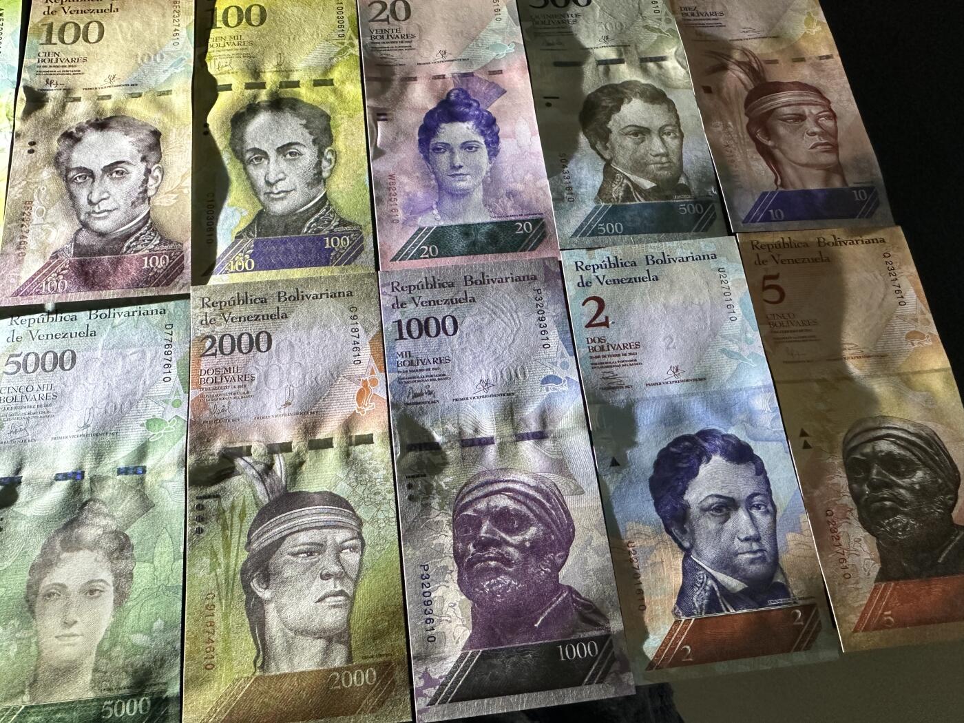 《外钞收藏家》第五百九十八期（2026年新年第一场）（本平台长期征集拍品、欢迎藏友们联系合作） 委内瑞拉玻利瓦尔几个版本纸币21张一起 全新UNC