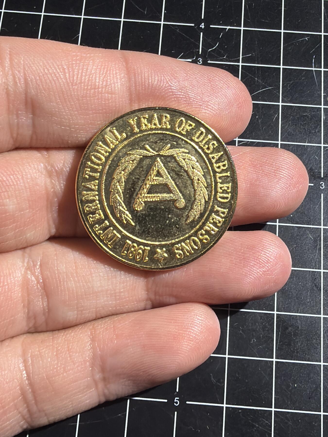 古冰库章牌勋赏收藏0起拍卖 国际残疾人夏季会议纪念章