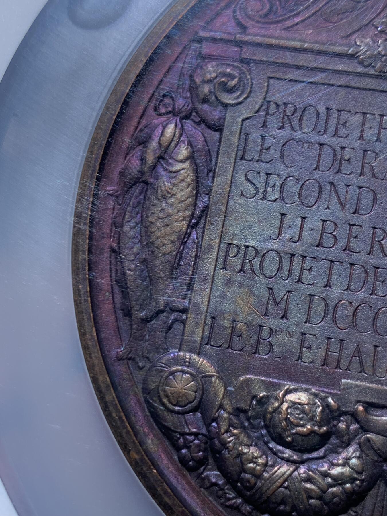 《竞宝斋》第453场 周日，周一 2场连拍 （全场包邮，欢迎送拍） NGC MS62BN 法国巴黎中央市场奠基仪式纪念章。巴黎中央市场由拿破仑三世推动建设，于1857年奠基，1866年完工。设计者维克多·巴尔塔德是法国著名建筑师，他设计的中央市场被誉为“巴黎的肚腹”。加大加厚盒