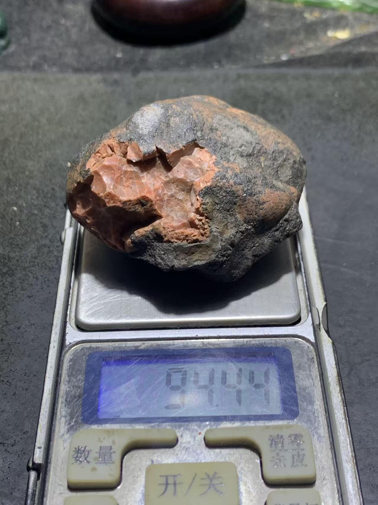 精美黑红皮开窗料南红玛瑙原石一颗，