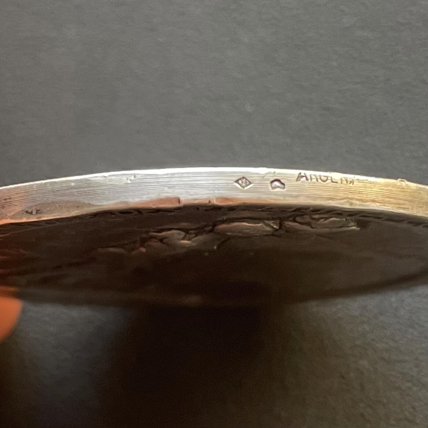 「木头集藏」章牌专场-第65场 1914年法国一战爱国主义纪念银章，直径：50mm，56.2 g，边铭：菱形厂标 野猪头银标 ARGENT，背面刻有维克多·雨果《为法国而死》（Morts pour la France）中的诗句：“荣耀归于我们永恒的法兰西！荣耀归于为她牺牲的人们！致殉道者、勇者、强者，致那些被他们的榜样所激励，渴望在圣殿中拥有一席之地，并将如他们般赴死的人”。带有木质展示架，可正常使用。