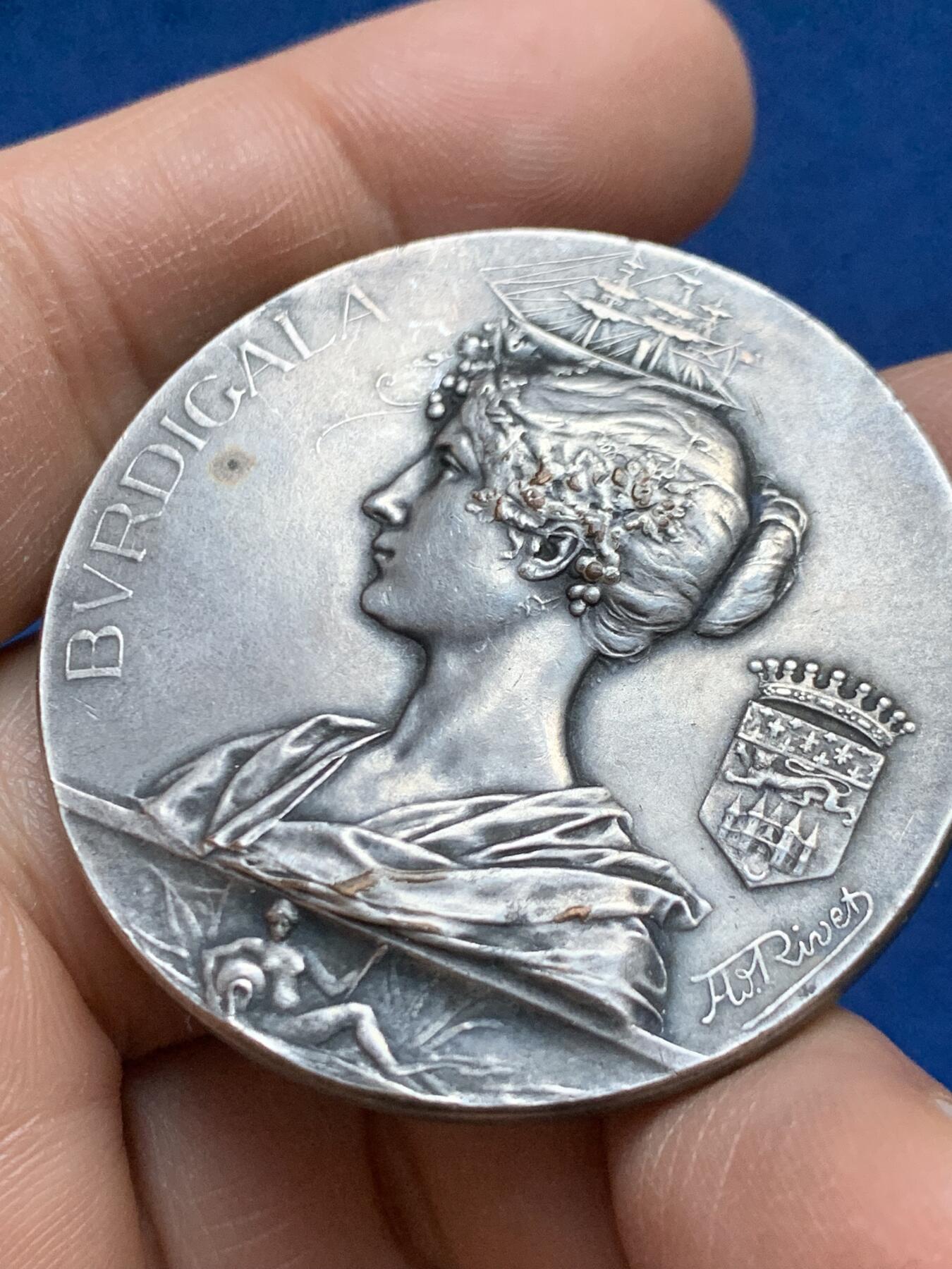 《竞宝斋》第453场 周日，周一 2场连拍 （全场包邮，欢迎送拍） 1895年法国波尔多博览会纪念镀银铜章 41.25克 44mm 丰饶角铜标