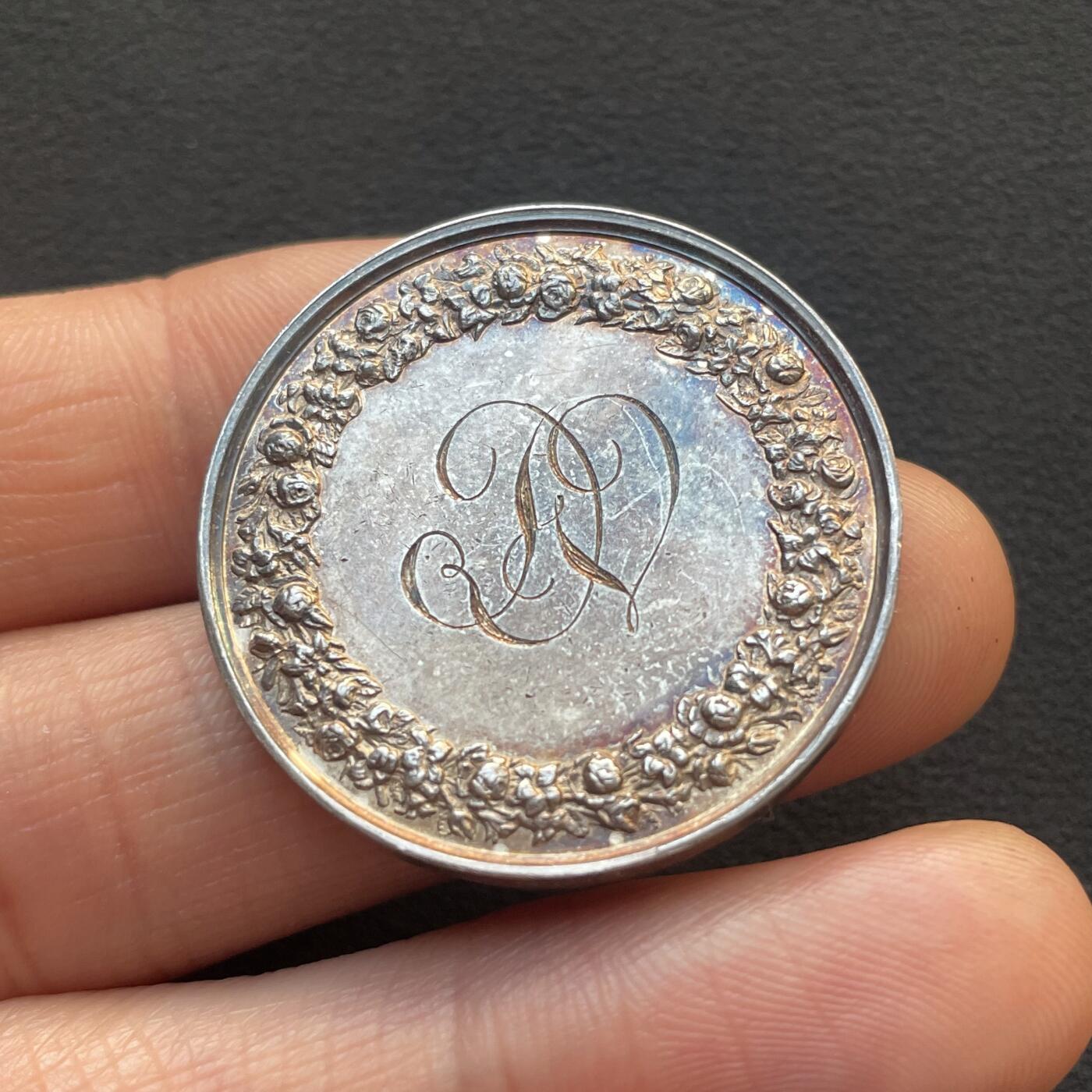 「木头集藏」章牌专场-第65场 法国婚礼纪念银章，直径：31.9mm，14.4g，边铭：手指 ARGENT （1845-1860）。