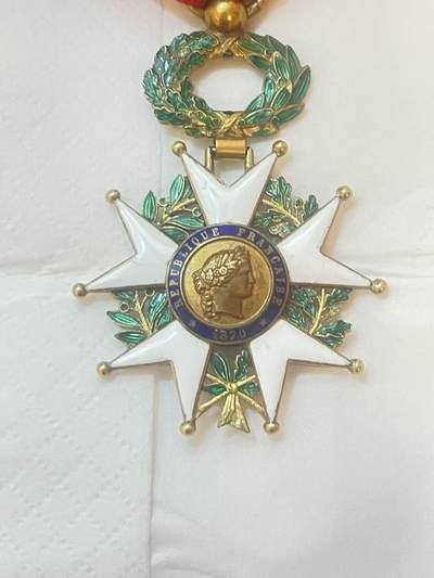 苏联勋章奖章1月5日晚上九点结束在麦稀奇 找不到的加我qq或者微信都是184277308备注苏章拍卖。最好加微信群每次都会通知还有提前可以一口价的 最近会持续拍卖一些东西。 - 法国荣誉军团勋章 （代拍）珐琅基本完整 有些小瑕疵无伤大雅 完美主义者绕行 非常漂亮