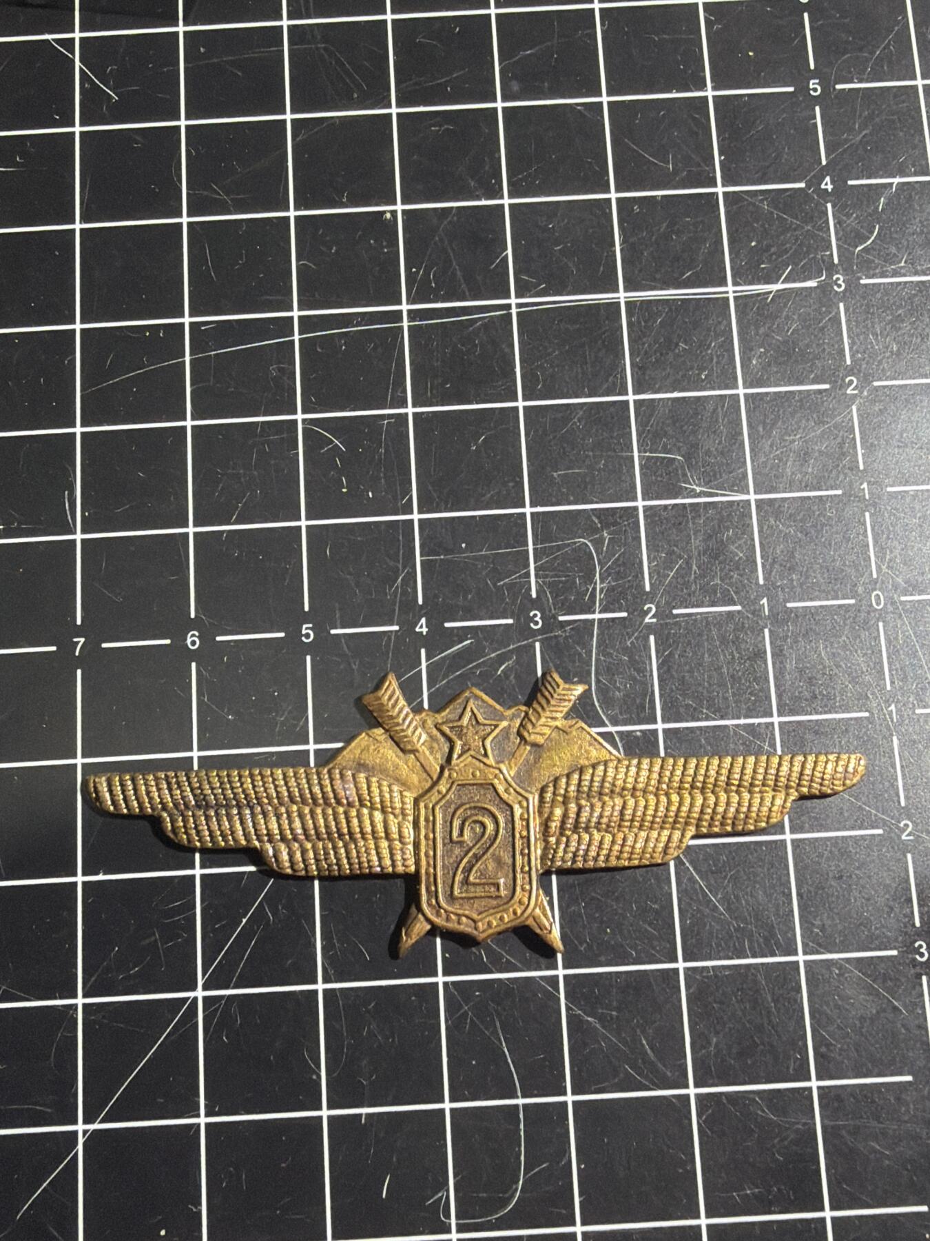 古冰库章牌勋赏收藏0起拍卖 朝鲜空军铜帽徽