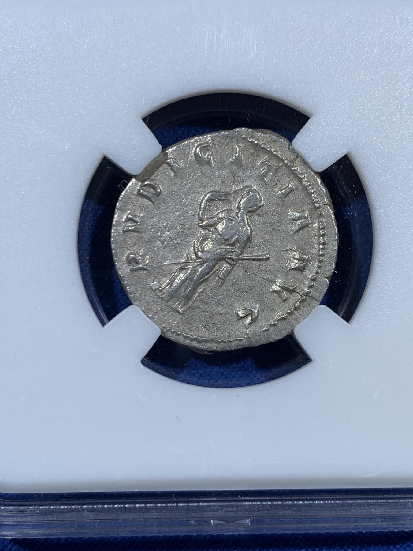 《竞宝斋》第453场 周日，周一 2场连拍 （全场包邮，欢迎送拍） 众诚详评 AU 古罗马帝国 249-251年 1安东尼安 银币 正面为海伦尼娜皇后 背面为贞洁女神站像 打制很好 细节不错 图案少见