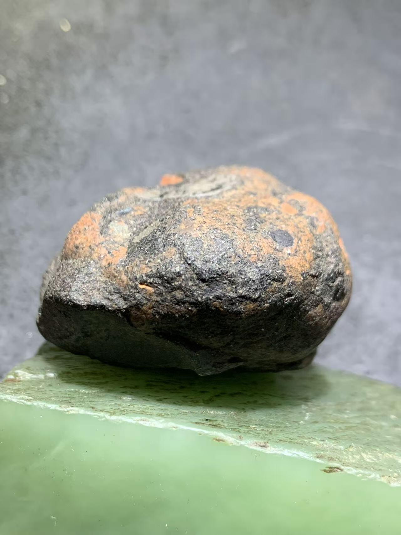 精美黑红皮开窗料南红玛瑙原石一颗，