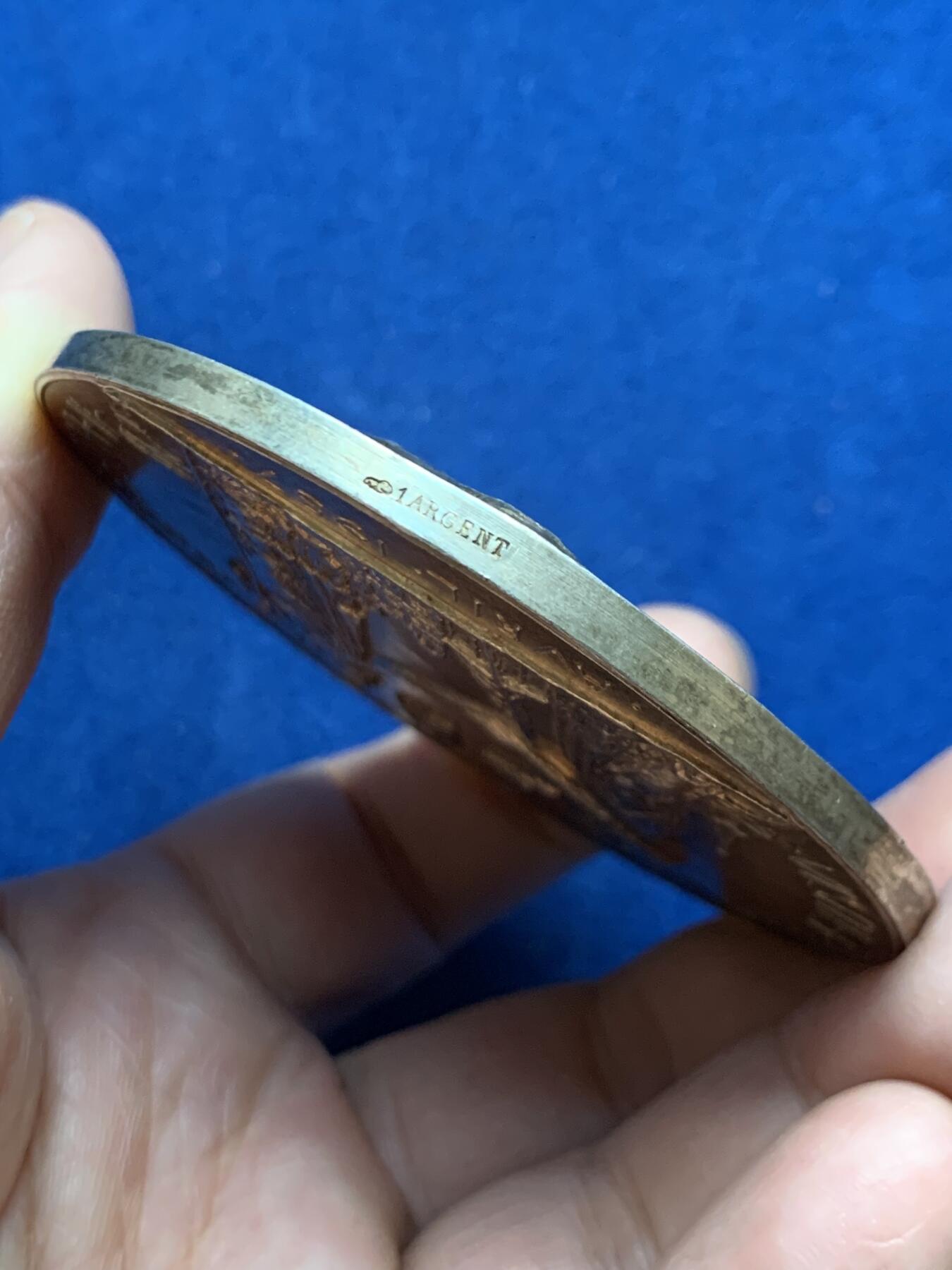 《竞宝斋》第453场 周日，周一 2场连拍 （全场包邮，欢迎送拍） 伊丽莎白二世与菲利普爱丁堡公爵1957年4月访问巴黎纪念大银章 法国时任总统勒内·科蒂先生 重201.9克 71.5mm 丰饶角1银 带盒