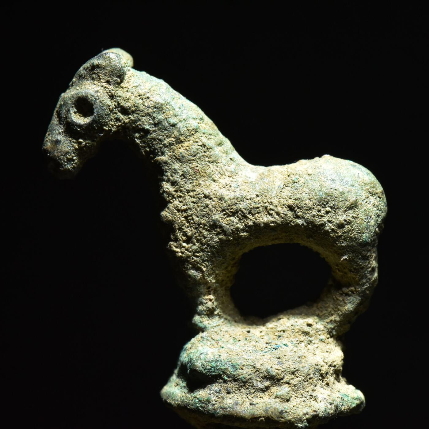 【良泉】第45期【直播场】1月15日晚19.30点开拍！ 208组，西方古代钱币、丝路古珠杂项专场 公元前一千纪【巴克特里亚-马尔基亚纳】青铜眼线壶，壶盖饰有马形