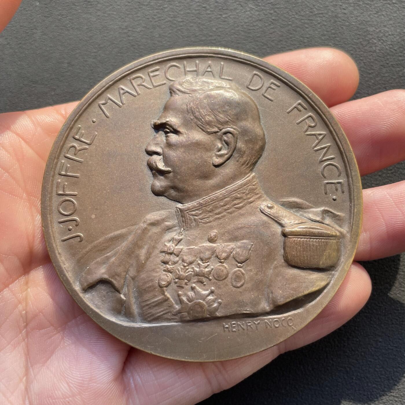 「木头集藏」章牌专场-第65场 H.Nocq～1914年法国元帅 约瑟夫·霞飞（Joseph Joffre）马恩河战役纪念大铜章，直径：68 mm，140g，法语铭文是霞飞1914年9月6日的军令核心，大意为“当关乎国家存亡的战役打响，所有力量必须用于进攻和击退敌人；无法前进的部队需誓死守住阵地，宁死不退，任何退缩都不可容忍”。