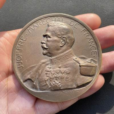 「木头集藏」章牌专场-第65场 - H.Nocq～1914年法国元帅 约瑟夫·霞飞（Joseph Joffre）马恩河战役纪念大铜章，直径：68 mm，140g，法语铭文是霞飞1914年9月6日的军令核心，大意为“当关乎国家存亡的战役打响，所有力量必须用于进攻和击退敌人；无法前进的部队需誓死守住阵地，宁死不退，任何退缩都不可容忍”。