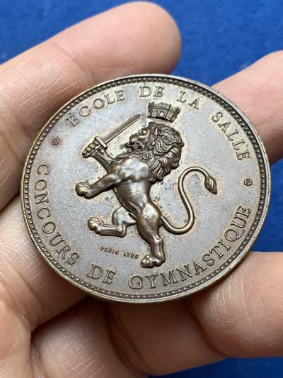 《竞宝斋》第453场 周日，周一 2场连拍 （全场包邮，欢迎送拍） - 1912年拉赛尔学校体操比赛高浮雕拿剑狮子铜章 23.2克 40.5mm 带盒 细节见图