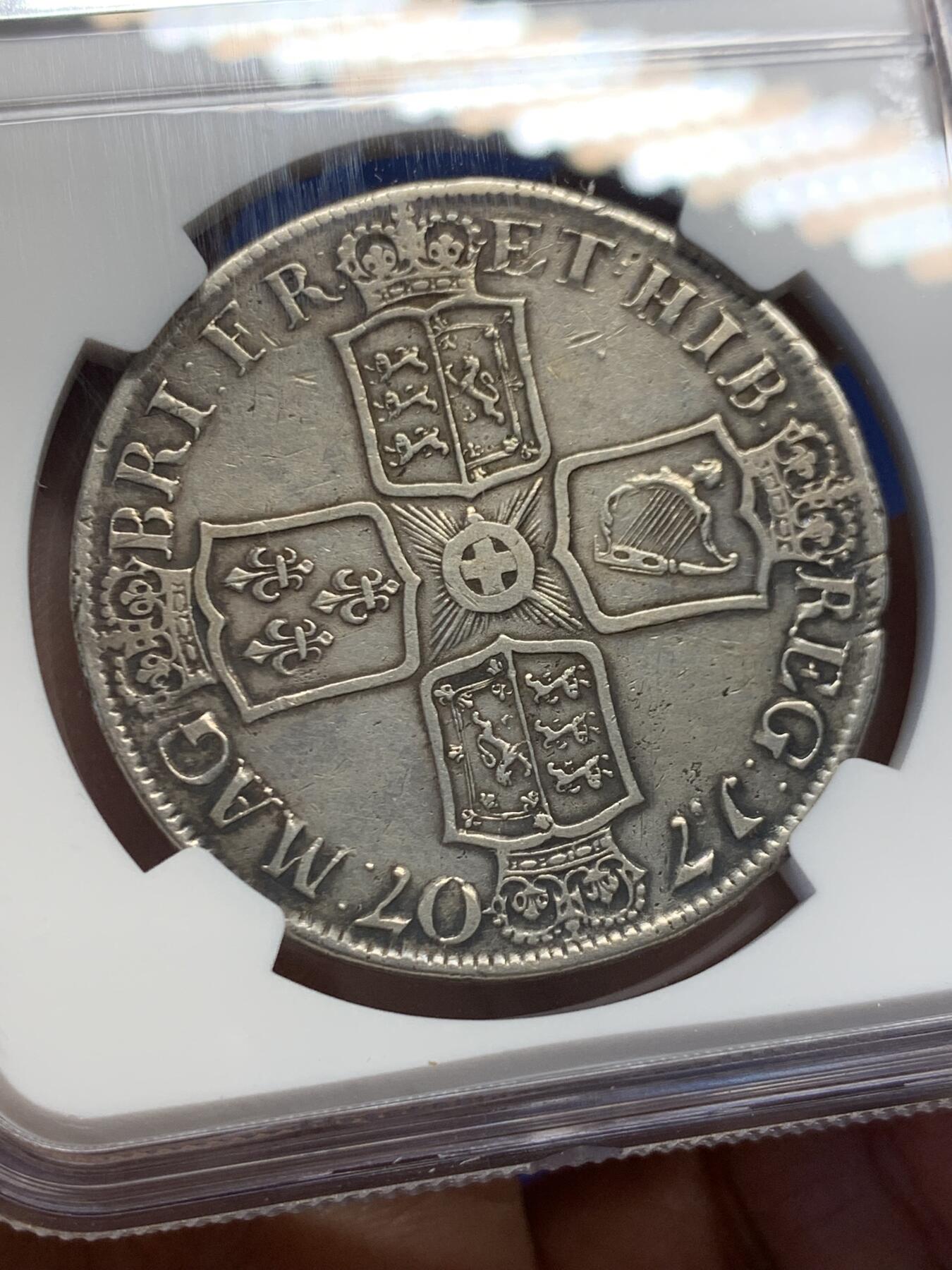 《竞宝斋》第453场 周日，周一 2场连拍 （全场包邮，欢迎送拍） NGC VFD 英国1707年安妮女王克朗，人像下字母E代表爱丁堡造币厂铸造，仅发行2年。历经300多年依然细节满满。上海N低评。