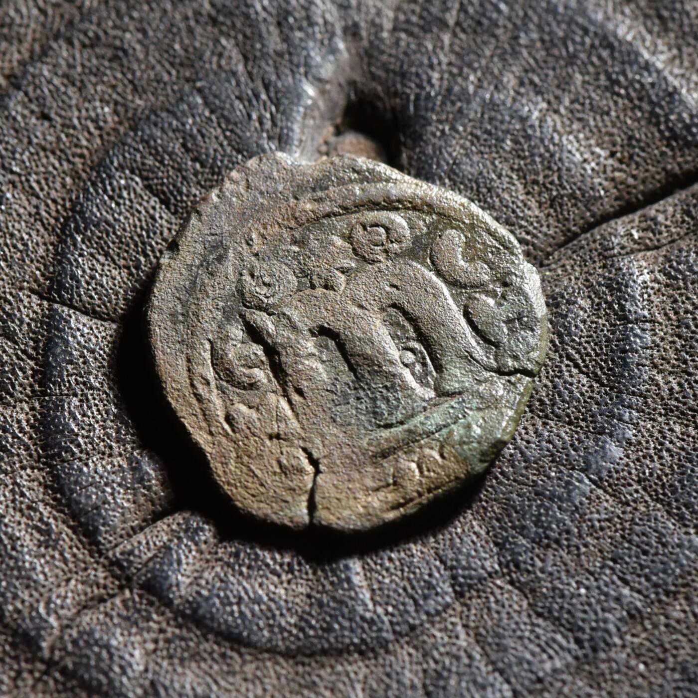 【良泉】第45期【直播场】1月15日晚19.30点开拍！ 208组，西方古代钱币、丝路古珠杂项专场 【藏家出品A】伍麦叶王朝，阿拉伯人模仿拜占庭希拉克略铜币，打制于公元670-690年，3.16克