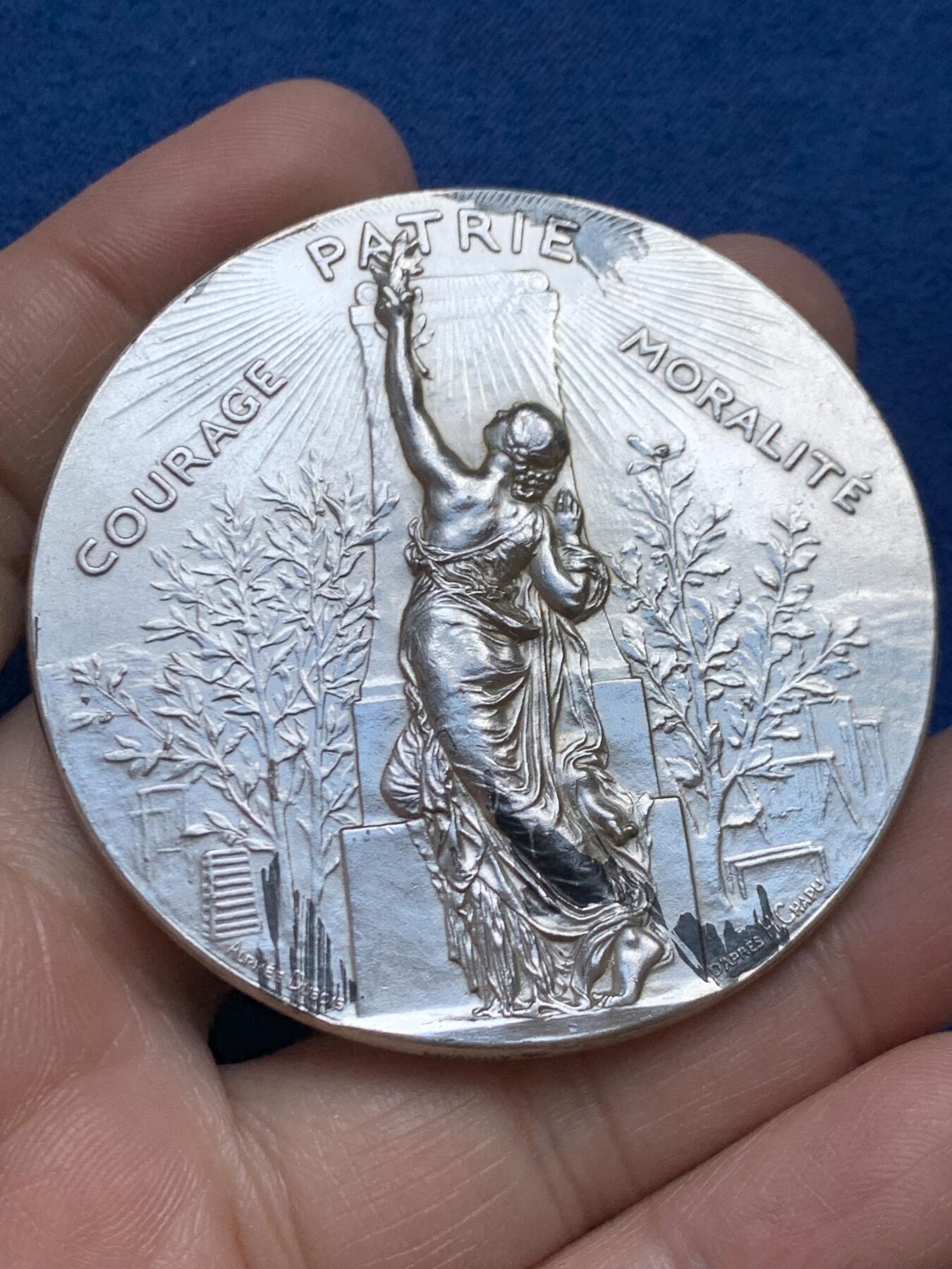 《竞宝斋》第453场 周日，周一 2场连拍 （全场包邮，欢迎送拍） 名家名作 法国体操协会联合会纪念大银章 81.55克 58.4mm 丰饶角银标