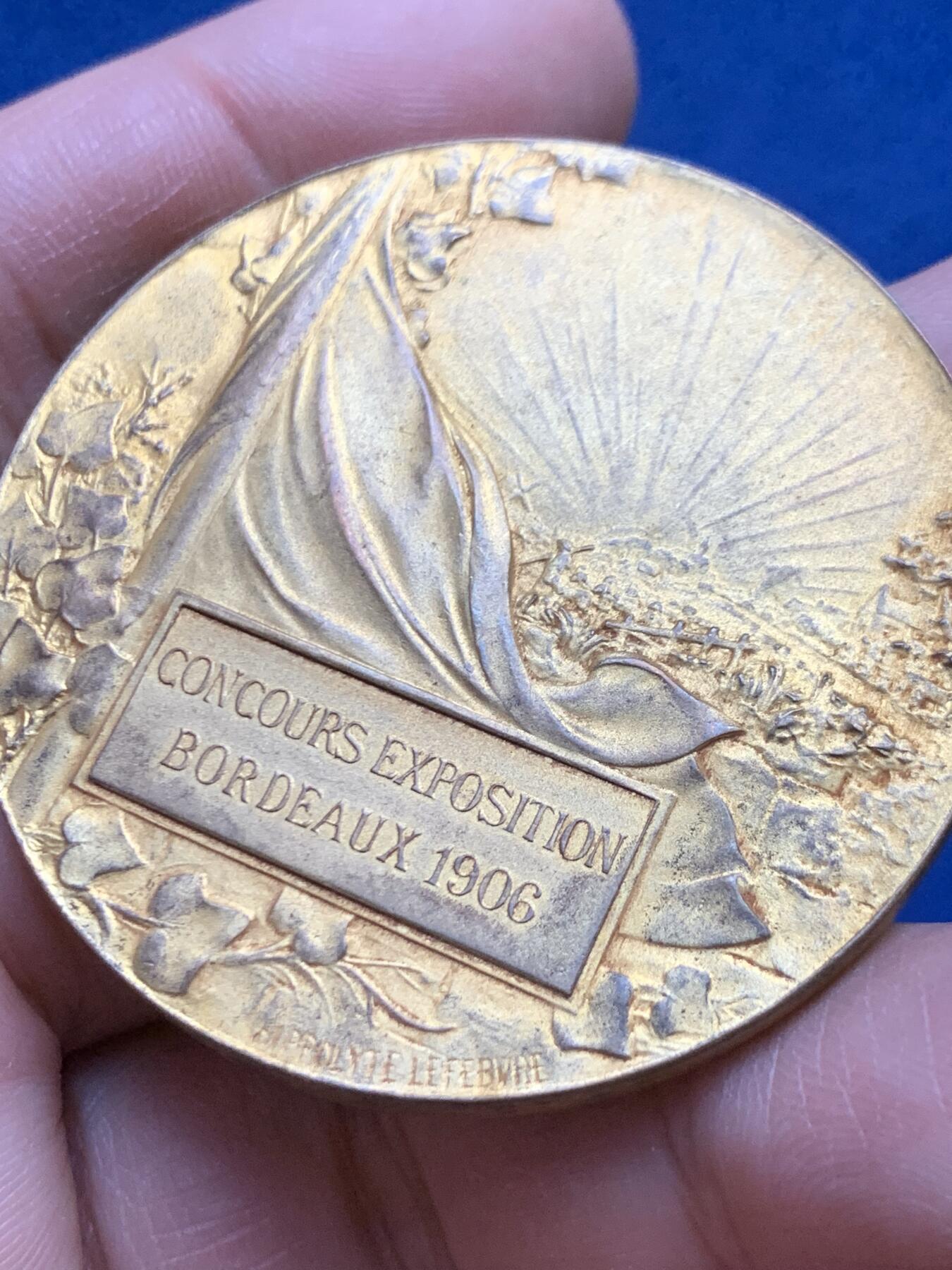 《竞宝斋》第453场 周日，周一 2场连拍 （全场包邮，欢迎送拍） 波尔多1906年竞赛展览会镀金铜章 48.65克 49.5mm 三角铜标