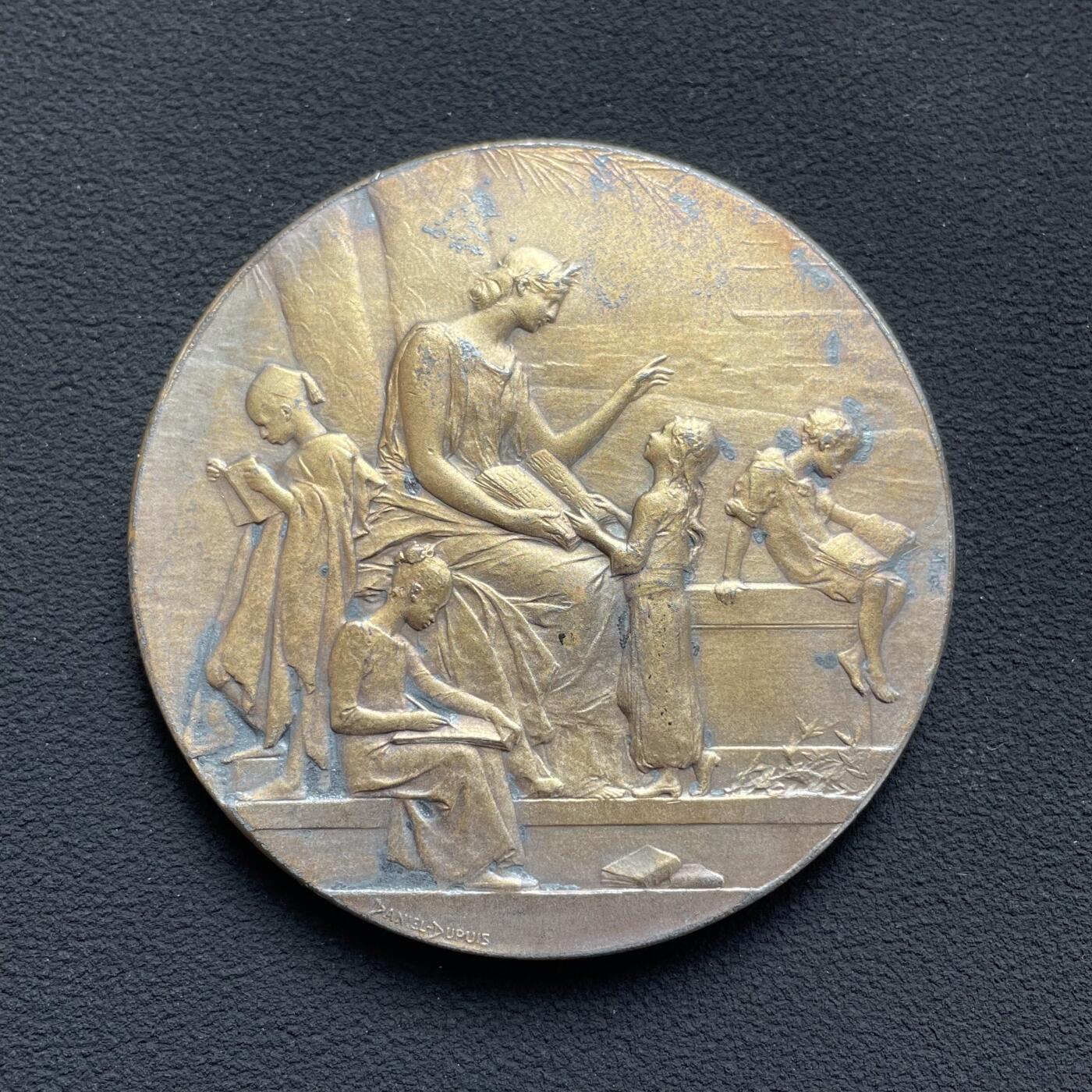 「木头集藏」章牌专场-第65场 D.Dupuis～1904年法语联盟镀金银章，直径：50mm，64.5g，边铭：丰饶角 ARGENT，品相很不错。