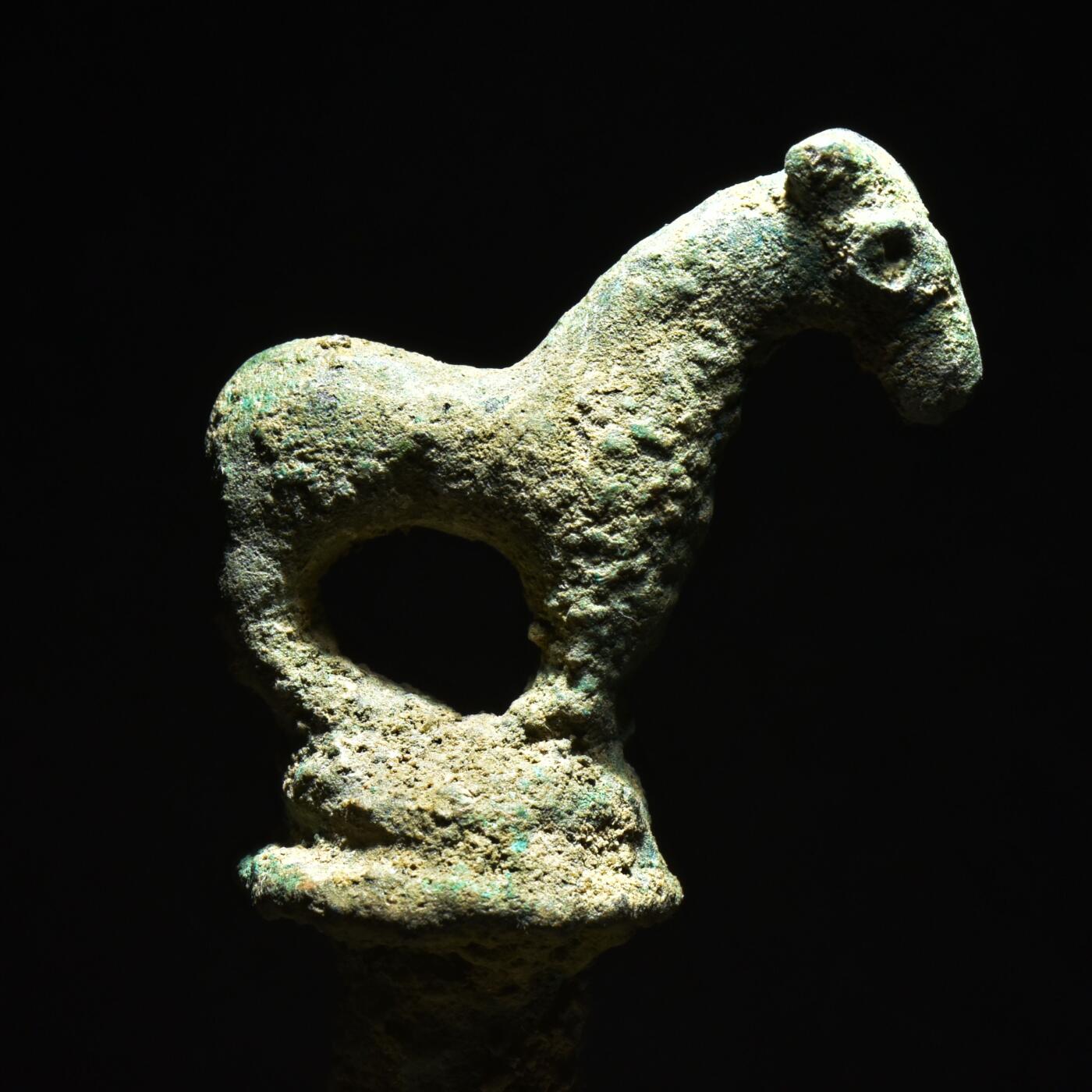 【良泉】第45期【直播场】1月15日晚19.30点开拍！ 208组，西方古代钱币、丝路古珠杂项专场 公元前一千纪【巴克特里亚-马尔基亚纳】青铜眼线壶，壶盖饰有马形