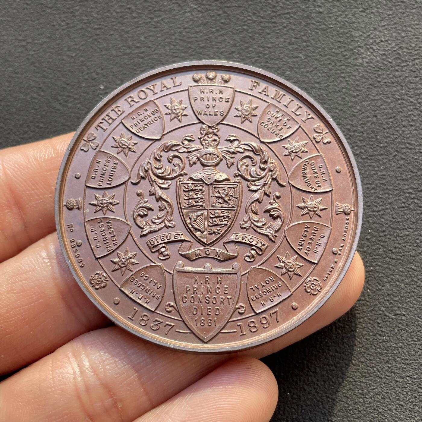 「木头集藏」章牌专场-第65场 1897年英国维多利亚女王钻石禧年纪念铜章，直径：51 mm，品相不错。