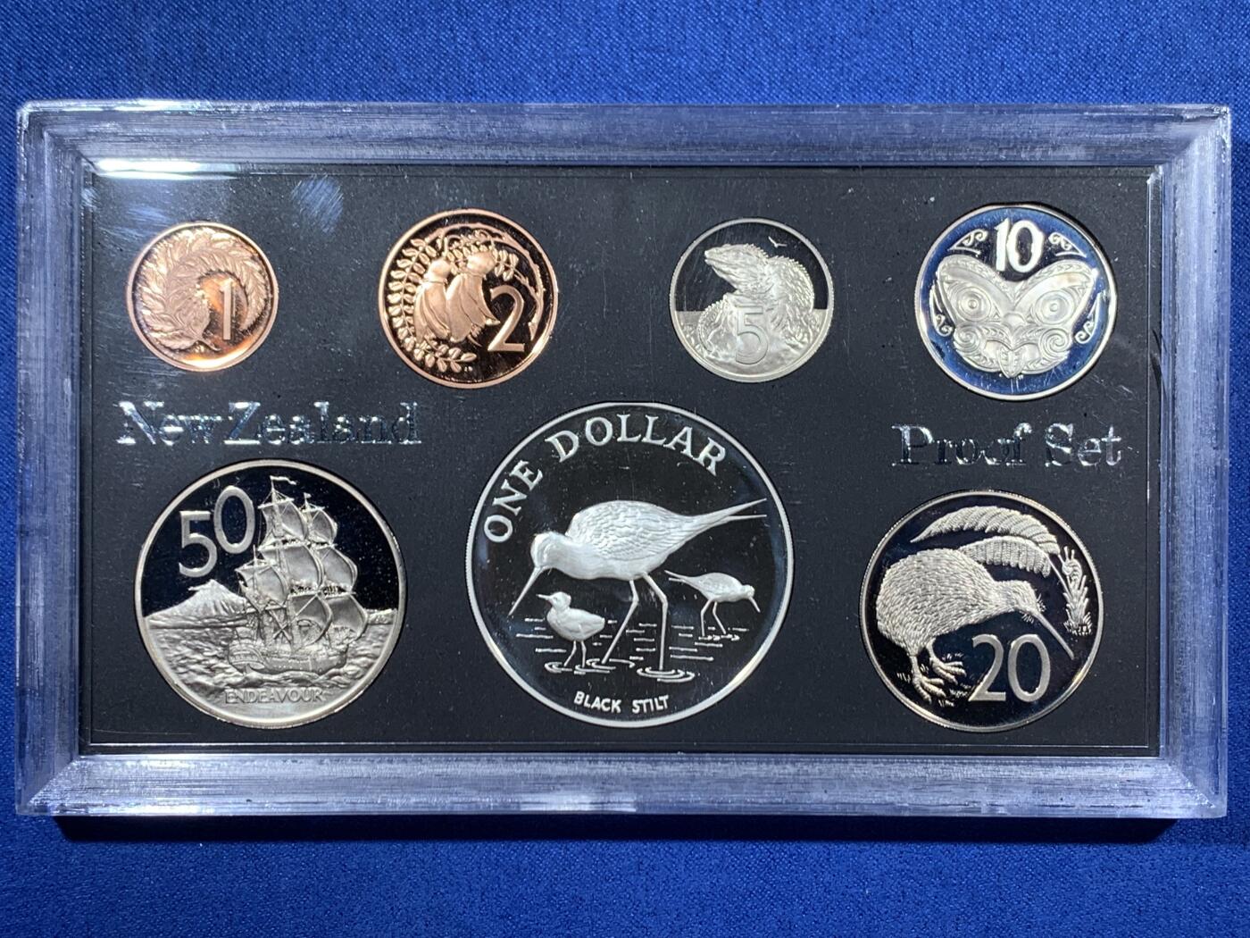 《竞宝斋》第453场 周日，周一 2场连拍 （全场包邮，欢迎送拍） 新西兰1985年官方精制套币 含1元精制银币 27.2克 925银